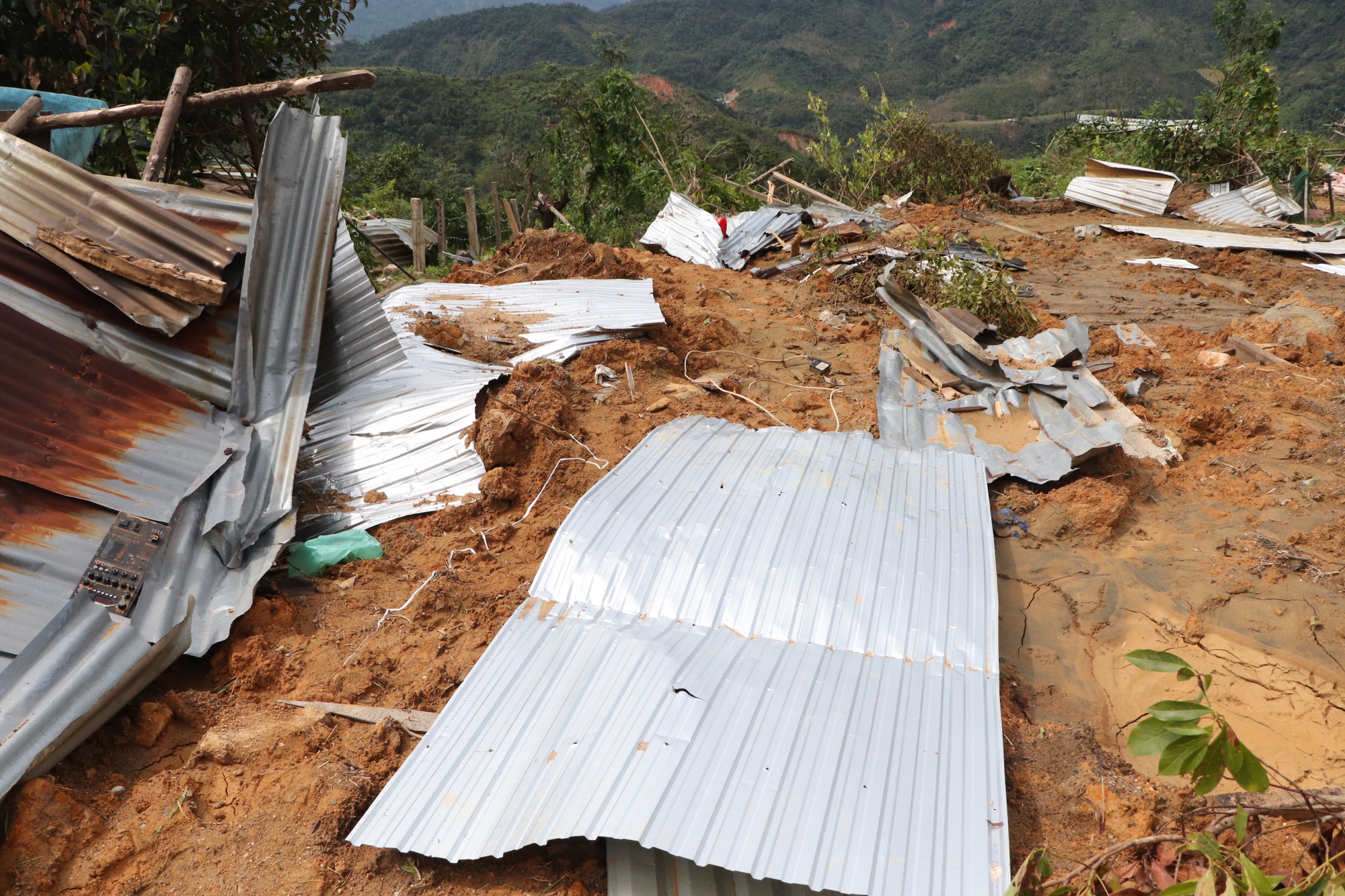 Sạt lở núi ở Đà Nẵng khiến 6 nhà sập , người dân lo sợ nợ ngân hàng - Ảnh 8.