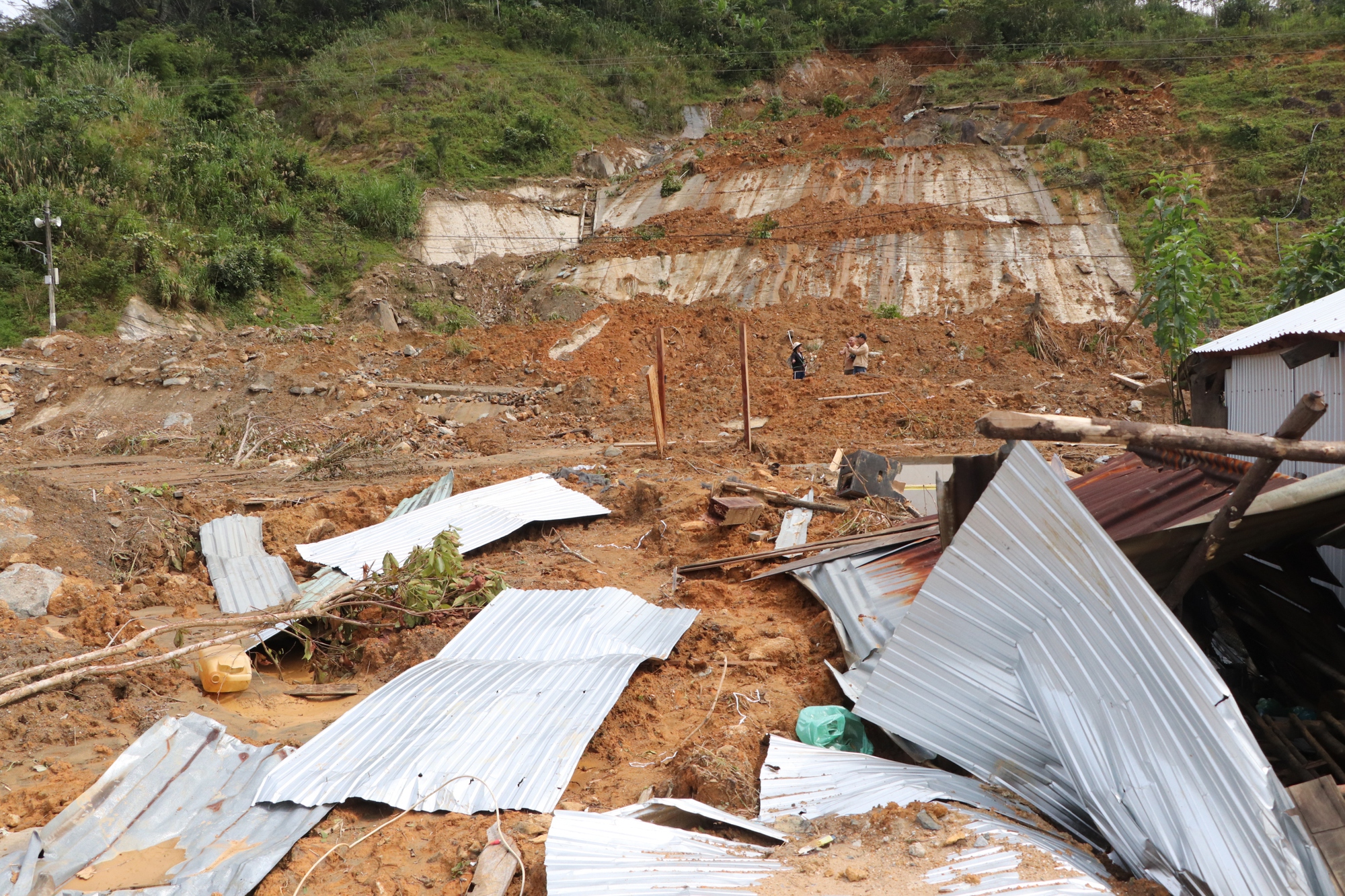 Sạt lở núi ở Đà Nẵng khiến 6 nhà sập , người dân lo sợ nợ ngân hàng - Ảnh 20.
