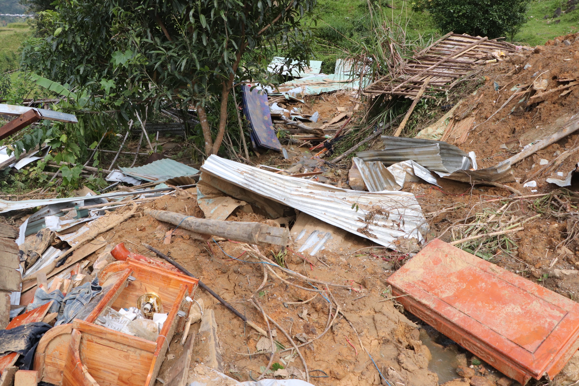 Sạt lở núi ở Đà Nẵng khiến 6 nhà sập , người dân lo sợ nợ ngân hàng - Ảnh 12.