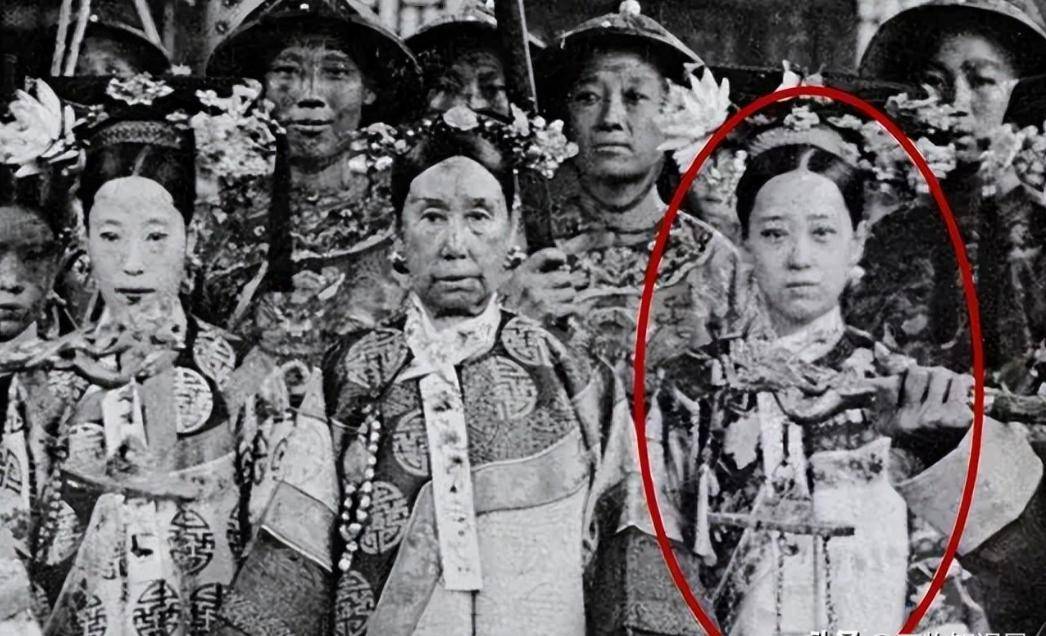 Bộ ảnh hiếm chụp thời nhà Thanh hơn 100 năm trước: Ngỡ ngàng trước nhan sắc giai nhân đứng cạnh Từ Hi Thái hậu- Ảnh 2.