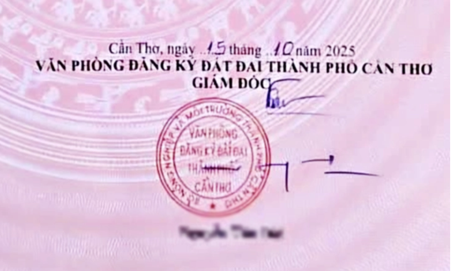 Chữ ký thấy kỳ kỳ của giám đốc văn phòng đăng ký đất đai Cần Thơ gây xôn xao - Ảnh 1.