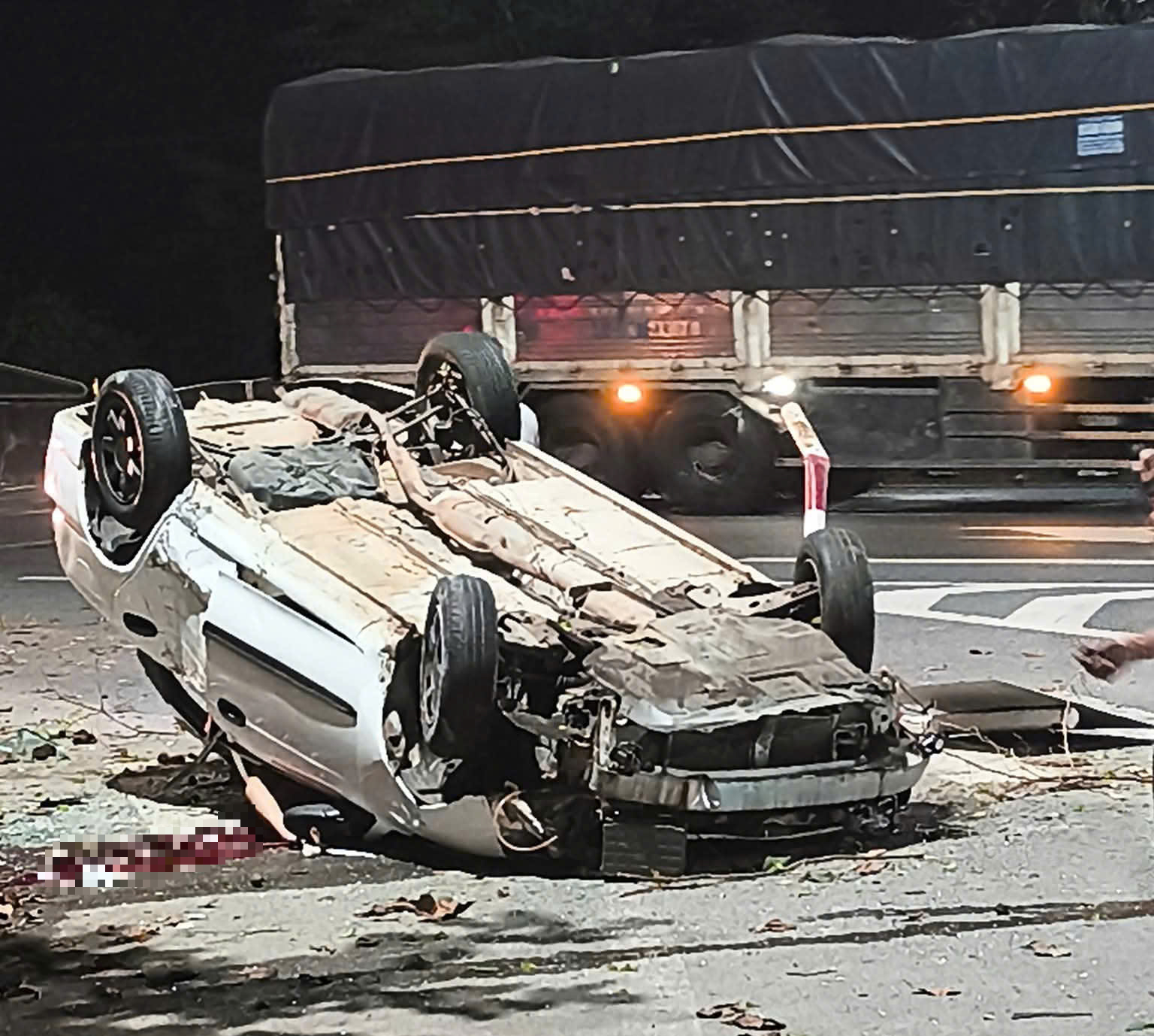 Xe ô tô lật ngửa trên Quốc lộ 1, lái xe tử vong - Ảnh 1.