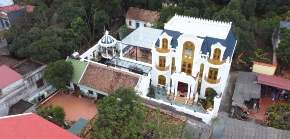 Biệt thự dát vàng nổi tiếng nhất Bắc Ninh, riêng bộ bàn ghế đã 1 tỷ đồng- Ảnh 1. Biệt thự dát vàng nổi tiếng nhất Bắc Ninh, riêng bộ bàn ghế đã 1 tỷ đồng- Ảnh 1.