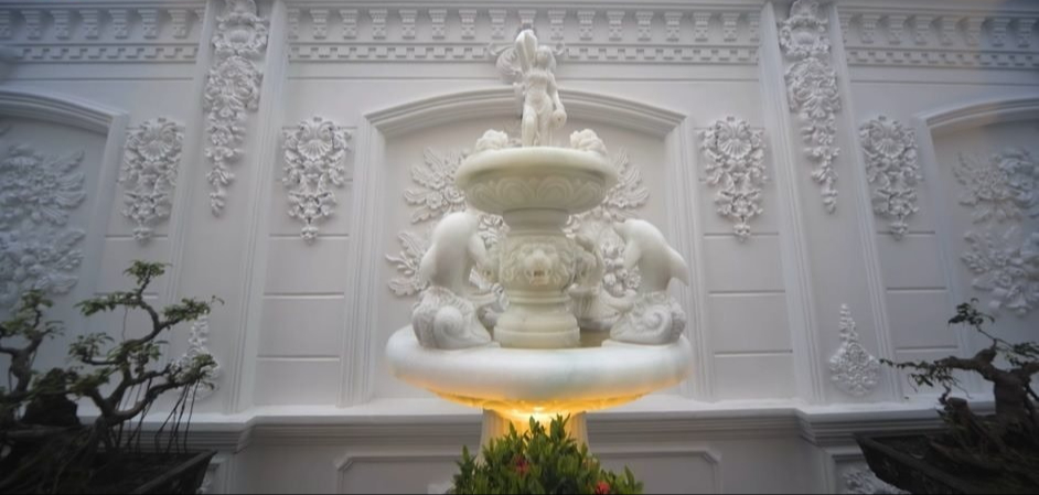 Biệt thự dát vàng nổi tiếng nhất Bắc Ninh, riêng bộ bàn ghế đã 1 tỷ đồng- Ảnh 2. Biệt thự dát vàng nổi tiếng nhất Bắc Ninh, riêng bộ bàn ghế đã 1 tỷ đồng- Ảnh 2.