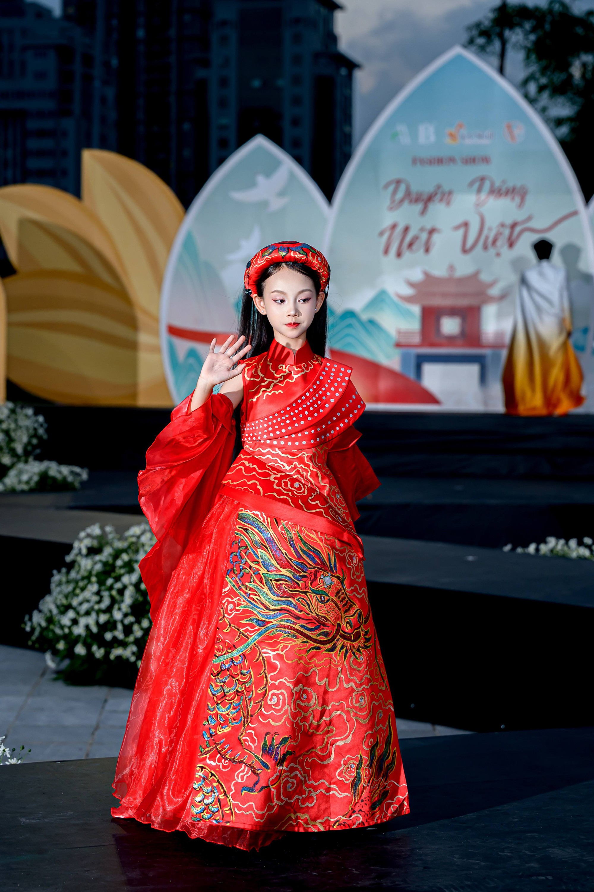 &ldquo;Duy&ecirc;n d&aacute;ng N&eacute;t Việt&rdquo; - s&agrave;n diễn ấn tượng tại chung kết 