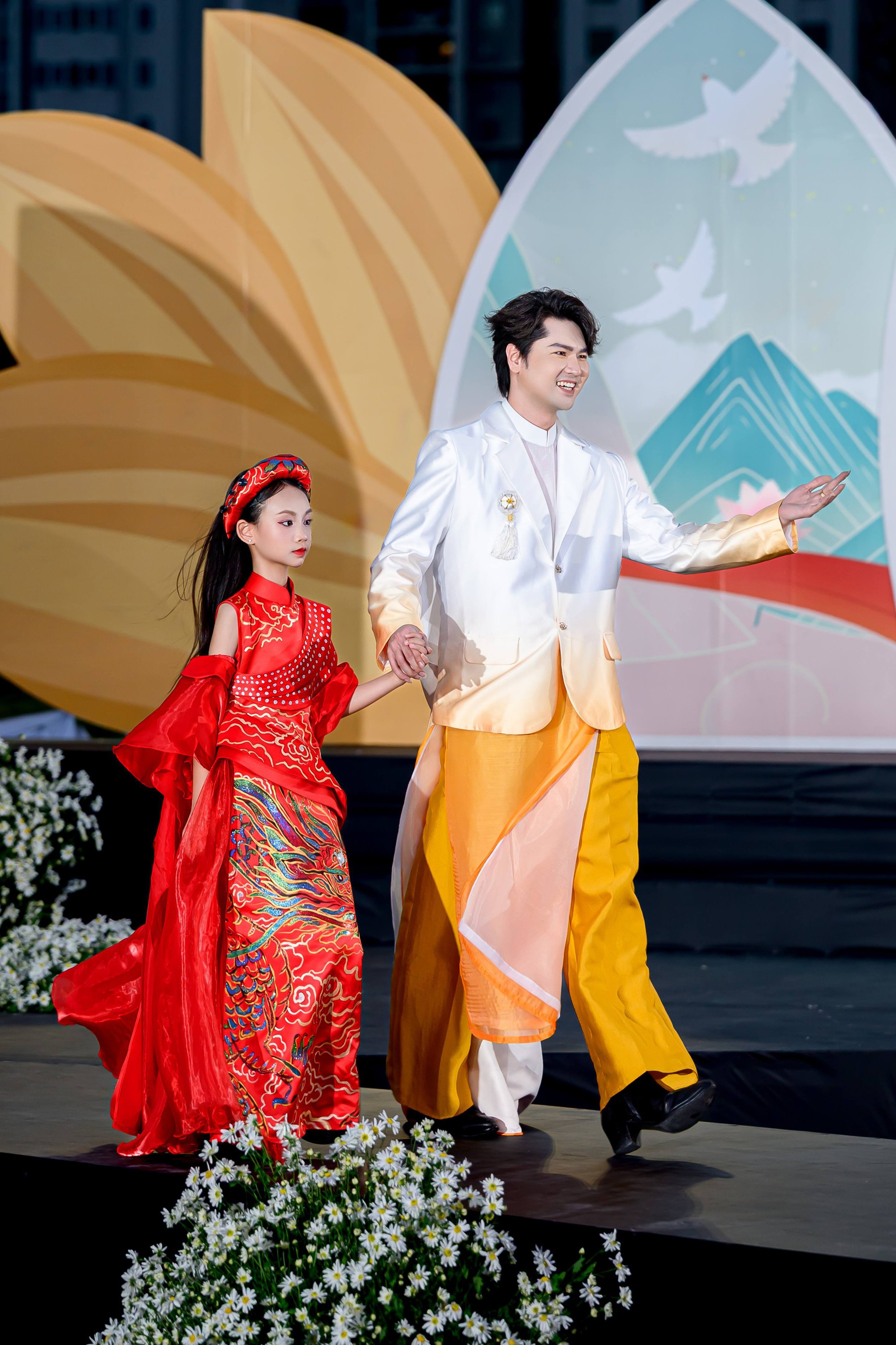 &ldquo;Duy&ecirc;n d&aacute;ng N&eacute;t Việt&rdquo; - s&agrave;n diễn ấn tượng tại chung kết 