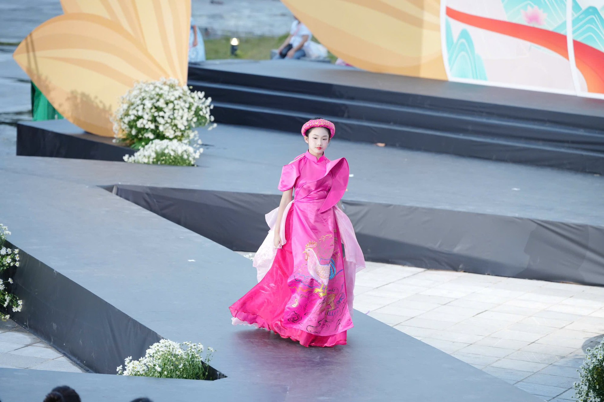 &ldquo;Duy&ecirc;n d&aacute;ng N&eacute;t Việt&rdquo; - s&agrave;n diễn ấn tượng tại chung kết 