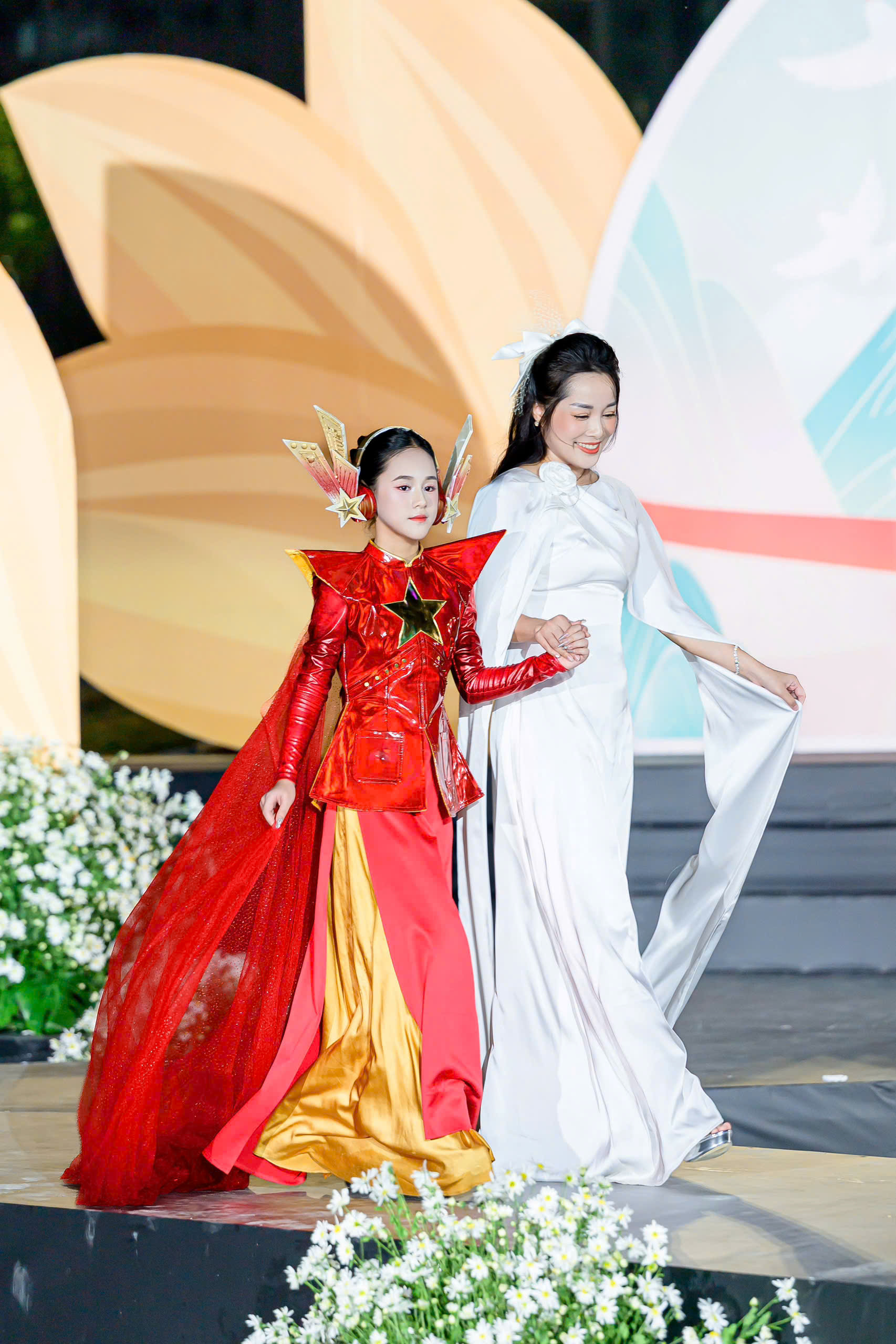 &ldquo;Duy&ecirc;n d&aacute;ng N&eacute;t Việt&rdquo; - s&agrave;n diễn ấn tượng tại chung kết 