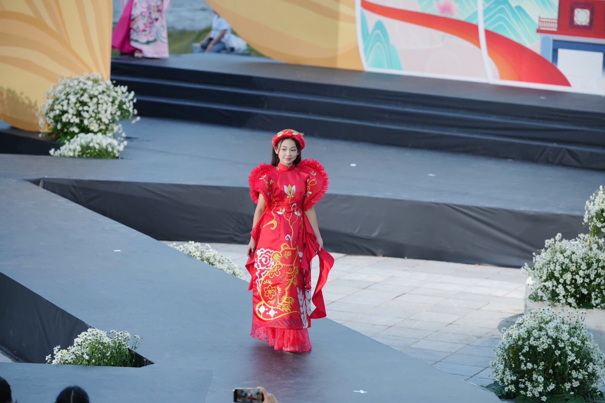 &ldquo;Duy&ecirc;n d&aacute;ng N&eacute;t Việt&rdquo; - s&agrave;n diễn ấn tượng tại chung kết 