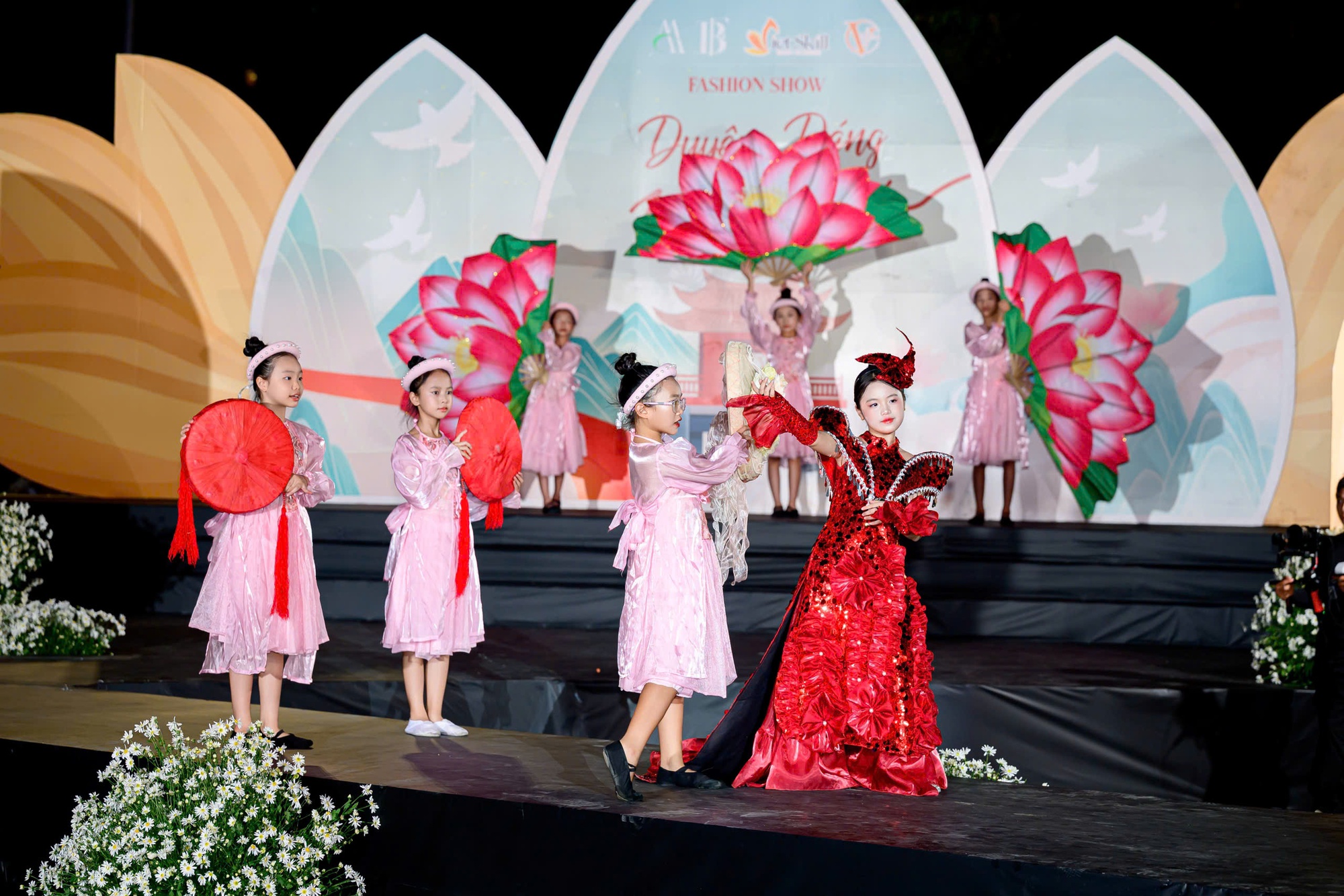 &ldquo;Duy&ecirc;n d&aacute;ng N&eacute;t Việt&rdquo; - s&agrave;n diễn ấn tượng tại chung kết 