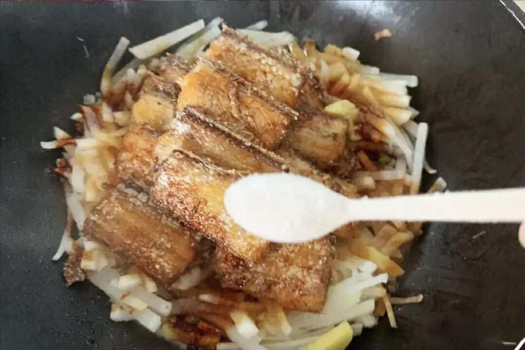 Người sành ăn sẽ ưu ái chọn 5 loại cá này vào mùa đông: Hương vị béo ngậy và ngon miệng lại rất dễ chế biến  - Ảnh 3.