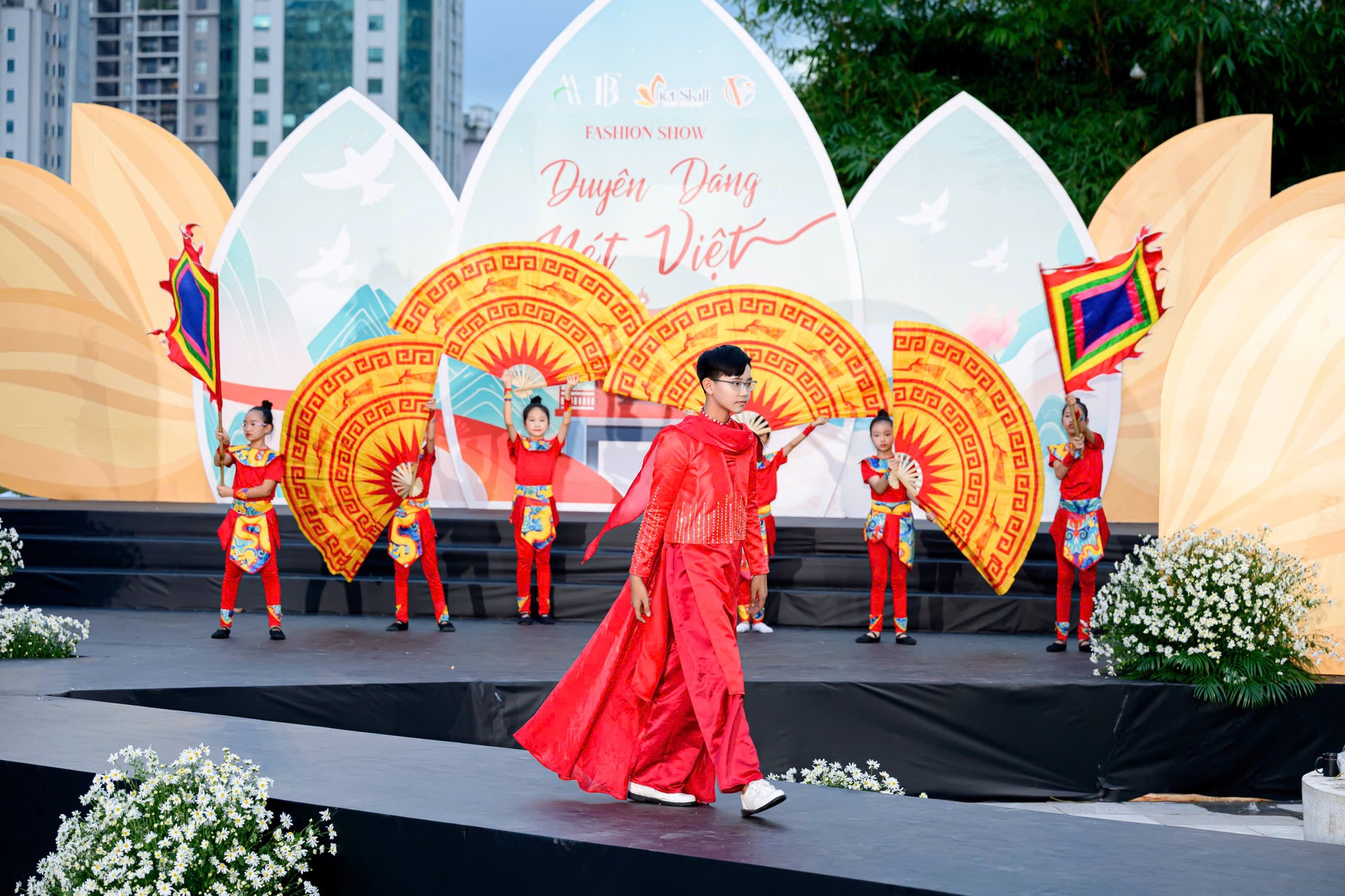 &ldquo;Duy&ecirc;n d&aacute;ng N&eacute;t Việt&rdquo; - s&agrave;n diễn ấn tượng tại chung kết 