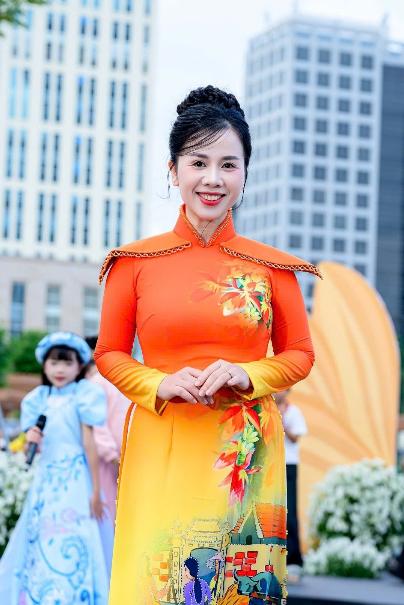 Từ người dẫn chuyện trên sân khấu đến người thắp lửa tự tin trong cuộc sống - Ảnh 2.