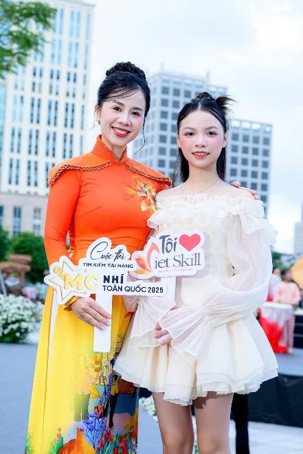 Từ người dẫn chuyện trên sân khấu đến người thắp lửa tự tin trong cuộc sống - Ảnh 3.