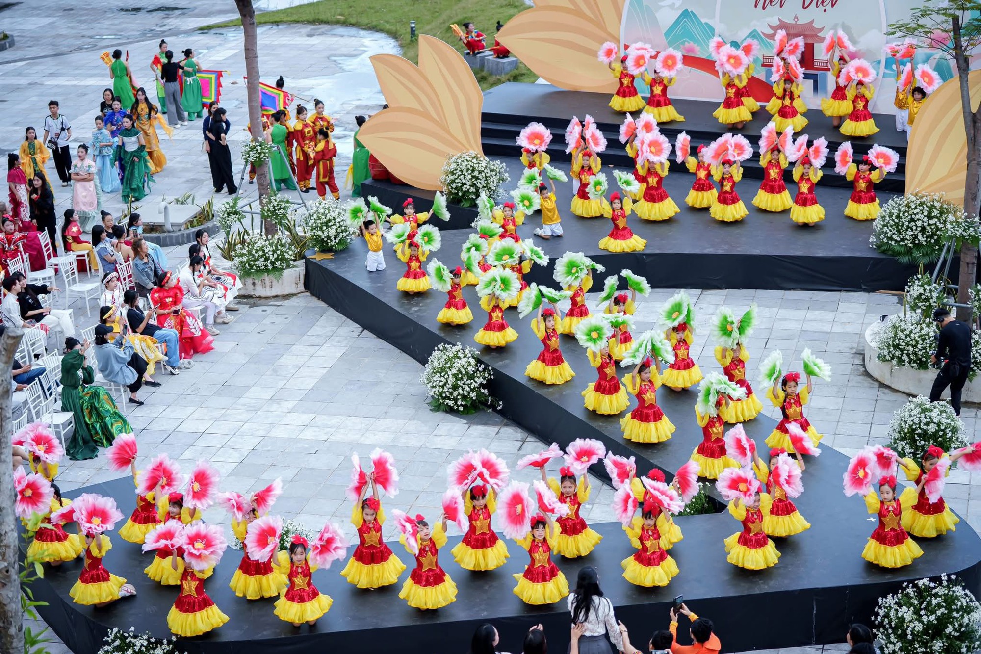 &ldquo;Duy&ecirc;n d&aacute;ng N&eacute;t Việt&rdquo; - s&agrave;n diễn ấn tượng tại chung kết 