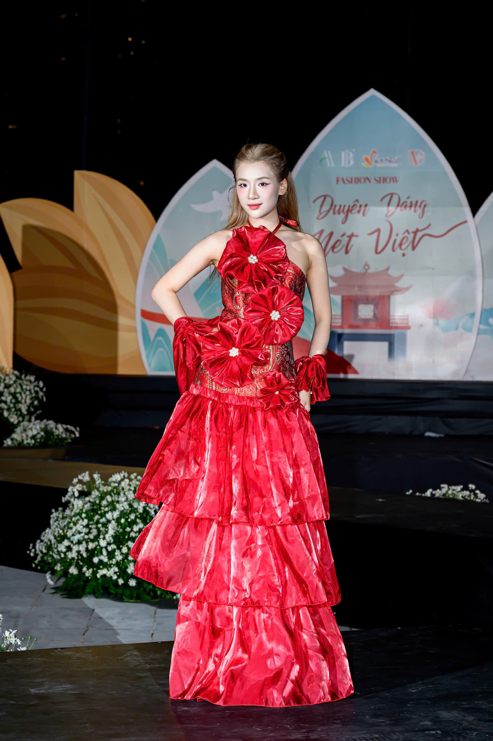 &ldquo;Duy&ecirc;n d&aacute;ng N&eacute;t Việt&rdquo; - s&agrave;n diễn ấn tượng tại chung kết 