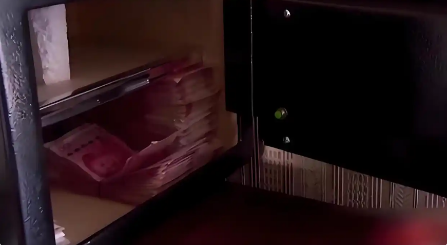 Tối bỏ hơn 264 triệu đồng tiền mặt vào két sắt, sáng hôm sau đã “bay mất” 36 triệu: Cảnh sát kiểm tra camera, vạch trần "chiêu trò" của kẻ trộm - Ảnh 1. Tối bỏ hơn 264 triệu đồng tiền mặt vào két sắt, sáng hôm sau đã “bay mất” 36 triệu: Cảnh sát kiểm tra camera, vạch trần "chiêu trò" của kẻ trộm - Ảnh 1.