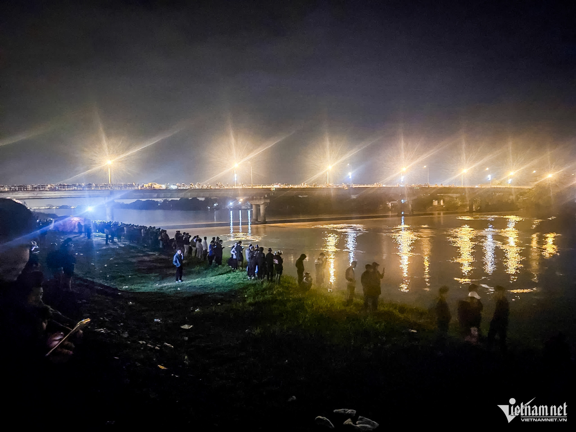 Đã tìm thấy thi thể chú rể nghi nhảy cầu trong ngày đón dâu ở Ninh Bình - Ảnh 1. Đã tìm thấy thi thể chú rể nghi nhảy cầu trong ngày đón dâu ở Ninh Bình - Ảnh 1.