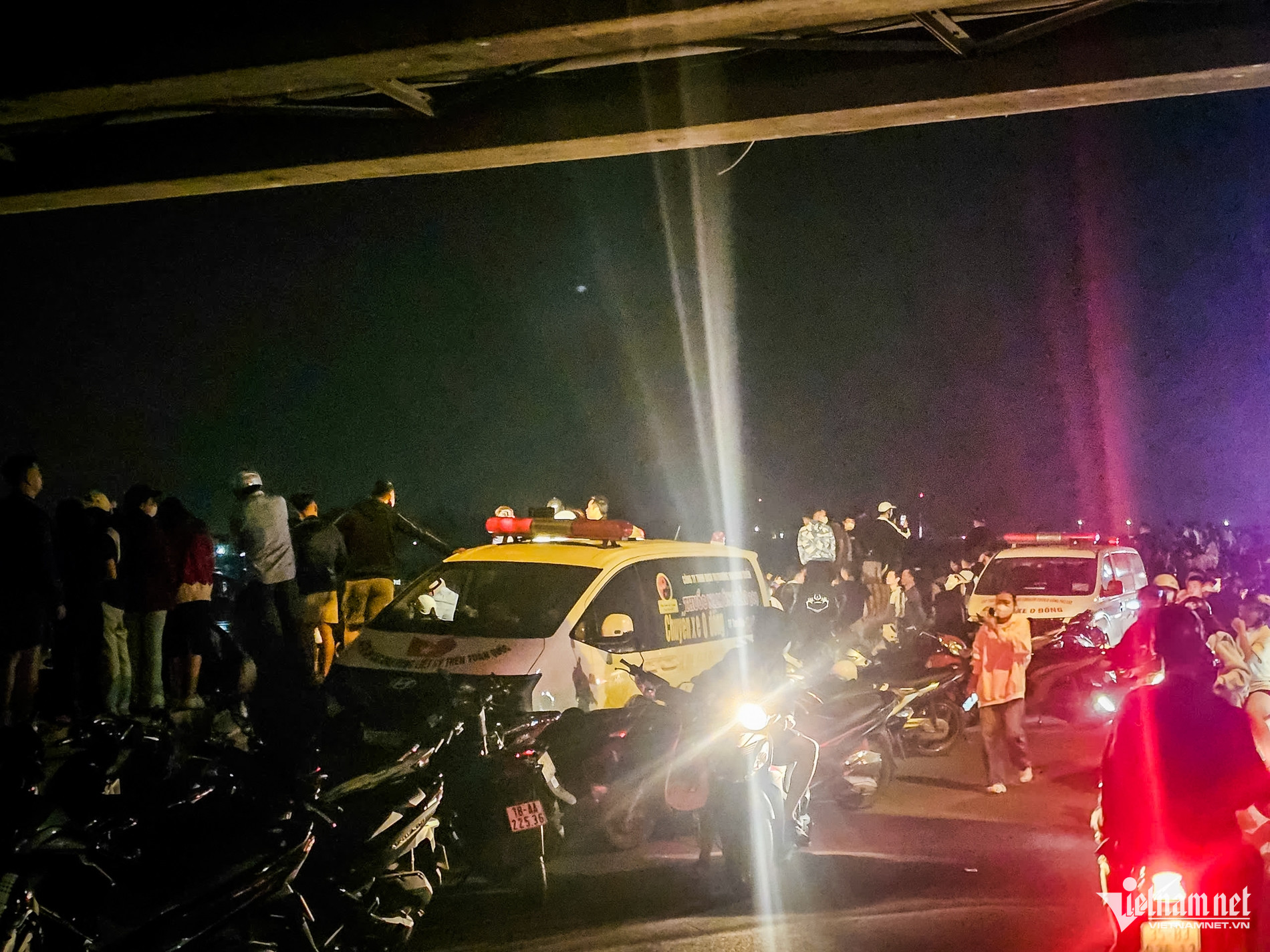 Đã tìm thấy thi thể chú rể nghi nhảy cầu trong ngày đón dâu ở Ninh Bình - Ảnh 3. Đã tìm thấy thi thể chú rể nghi nhảy cầu trong ngày đón dâu ở Ninh Bình - Ảnh 3.