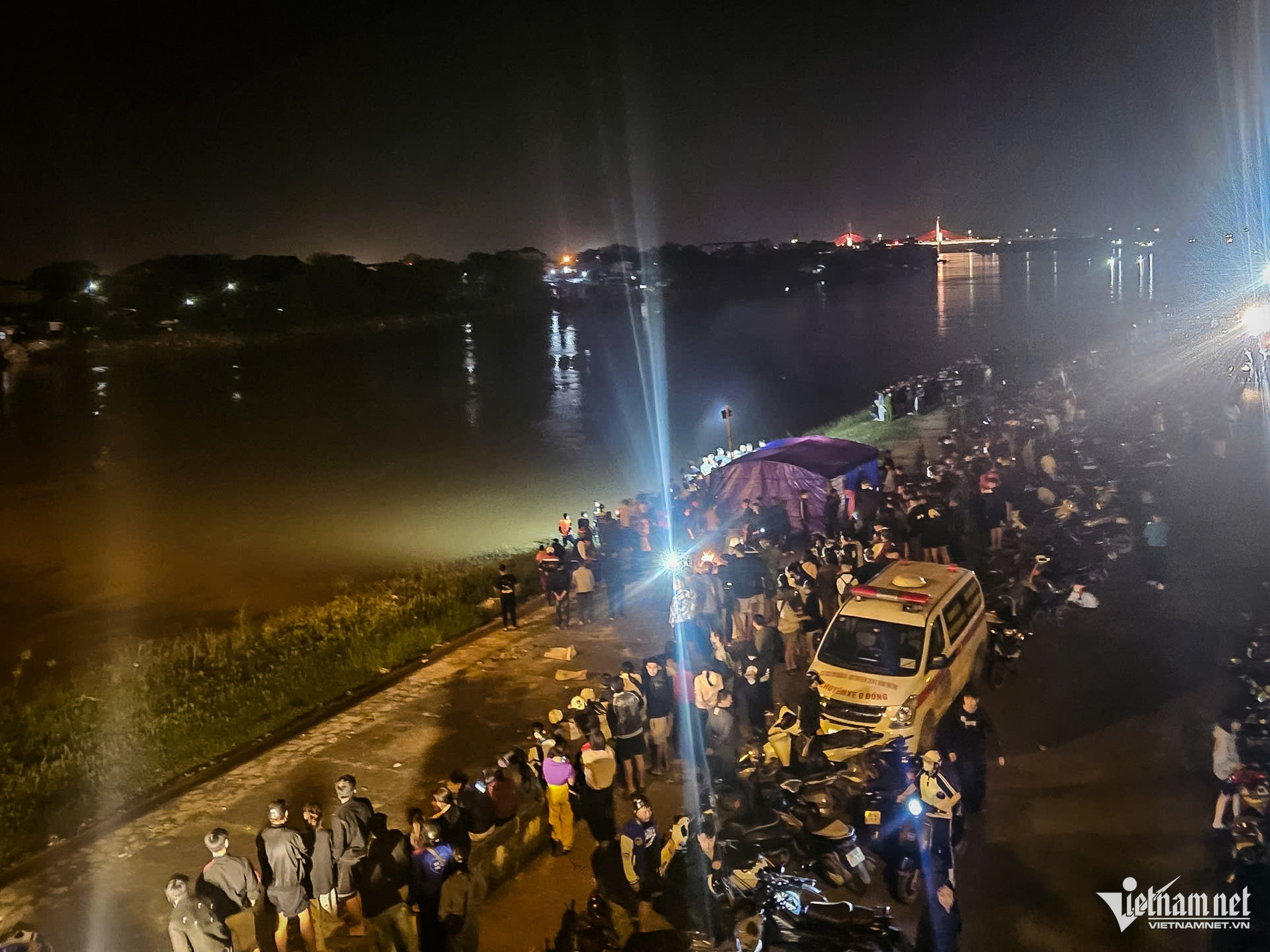 Đã tìm thấy thi thể chú rể nghi nhảy cầu trong ngày đón dâu ở Ninh Bình - Ảnh 2. Đã tìm thấy thi thể chú rể nghi nhảy cầu trong ngày đón dâu ở Ninh Bình - Ảnh 2.