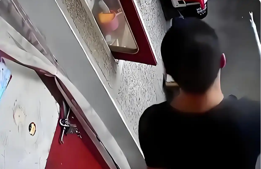 Tối bỏ hơn 264 triệu đồng tiền mặt vào két sắt, sáng hôm sau đã “bay mất” 36 triệu: Cảnh sát kiểm tra camera, vạch trần "chiêu trò" của kẻ trộm - Ảnh 2. Tối bỏ hơn 264 triệu đồng tiền mặt vào két sắt, sáng hôm sau đã “bay mất” 36 triệu: Cảnh sát kiểm tra camera, vạch trần "chiêu trò" của kẻ trộm - Ảnh 2.