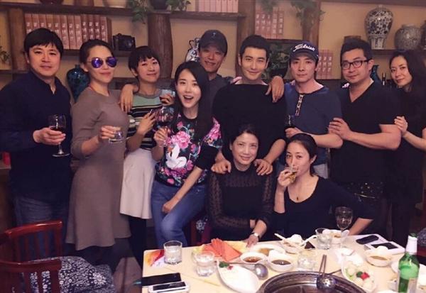 Họp lớp sau 20 năm: Nhìn cách dùng tiền là biết ai thật sự vững – ai chỉ đang cố tỏ ra giàu - Ảnh 1.