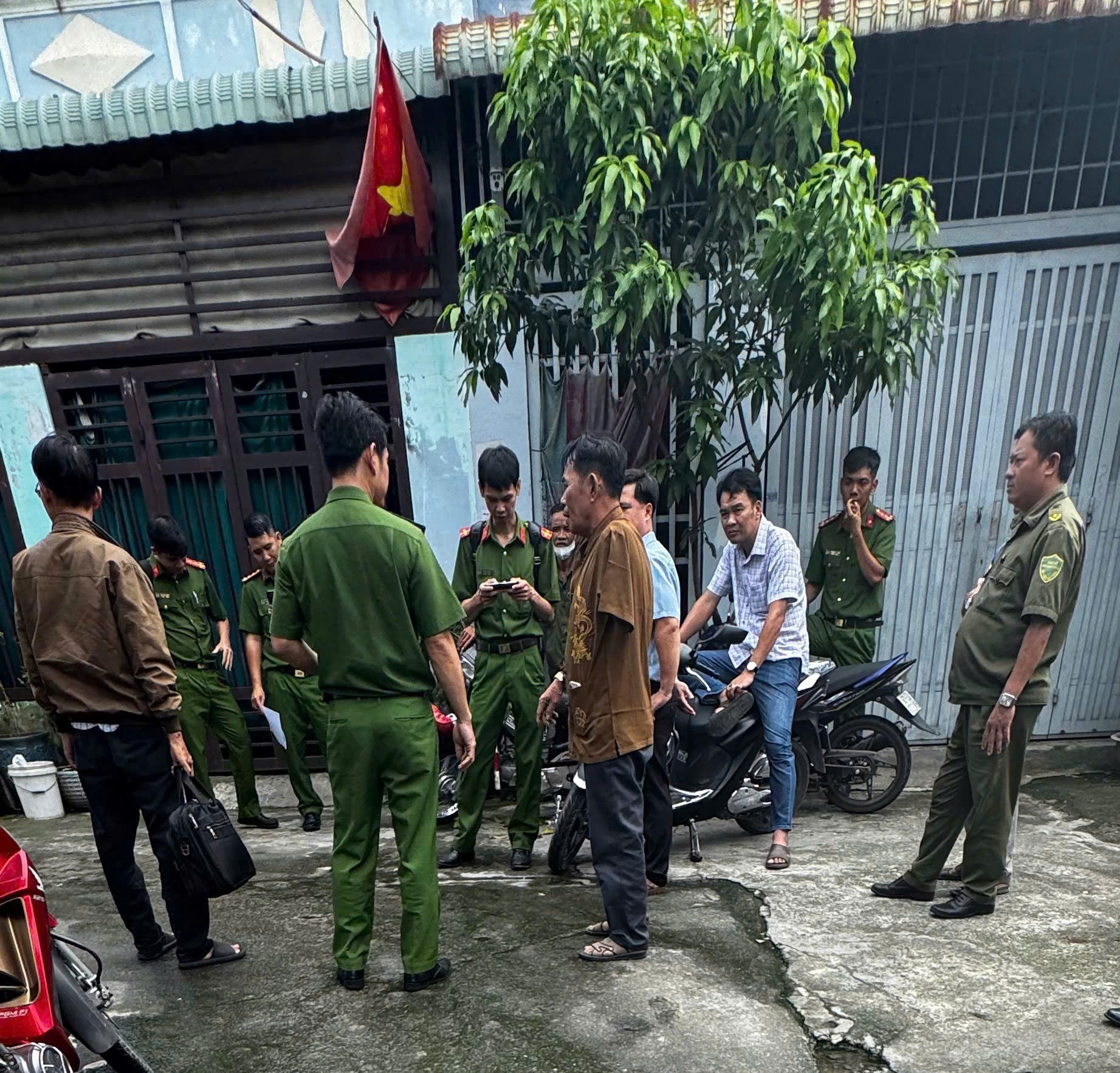 Cơ quan chức năng TP HCM đến hiện trường 