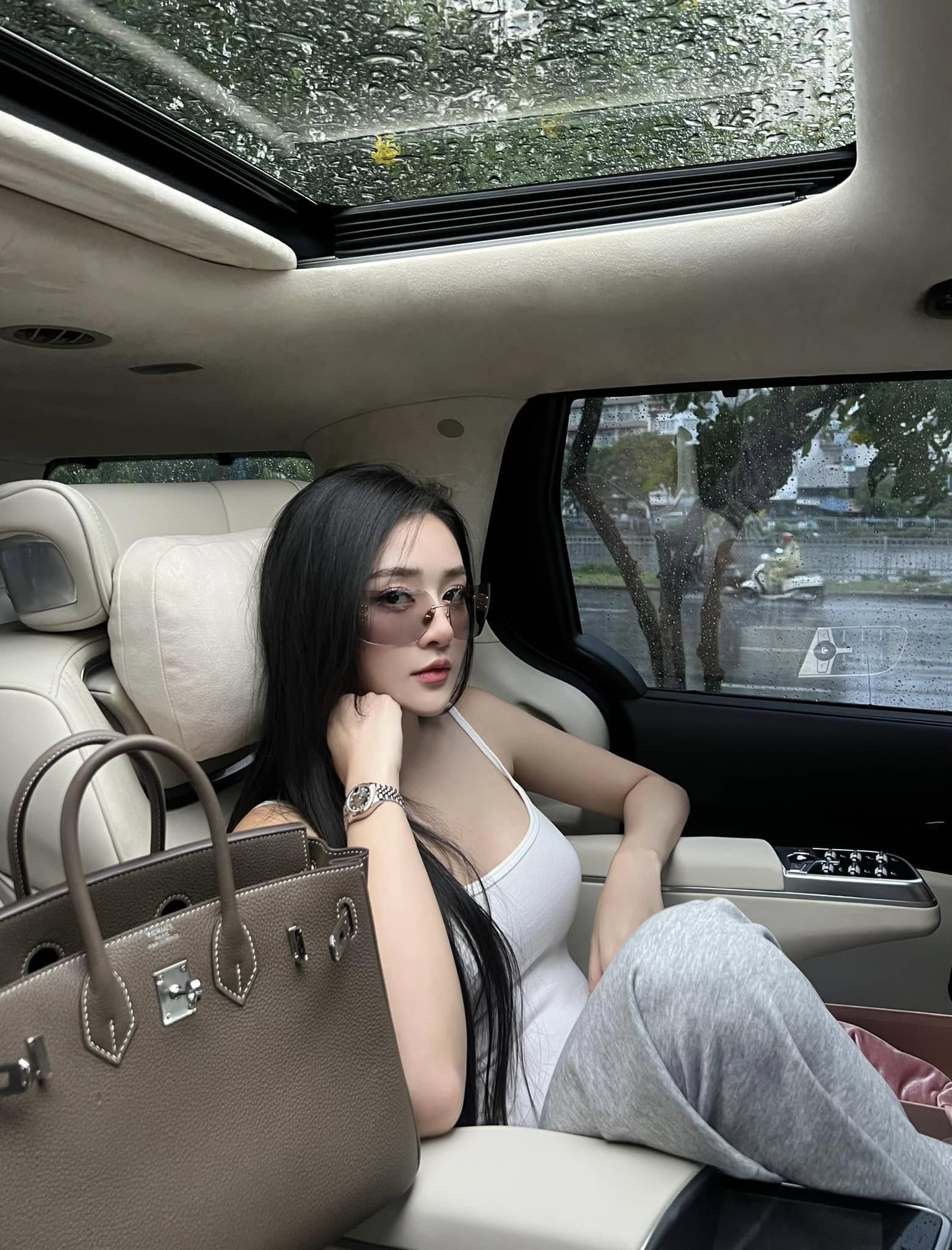 Danh tính cô gái vừa bước ra sân pickleball đã khiến tất cả trầm trồ: 