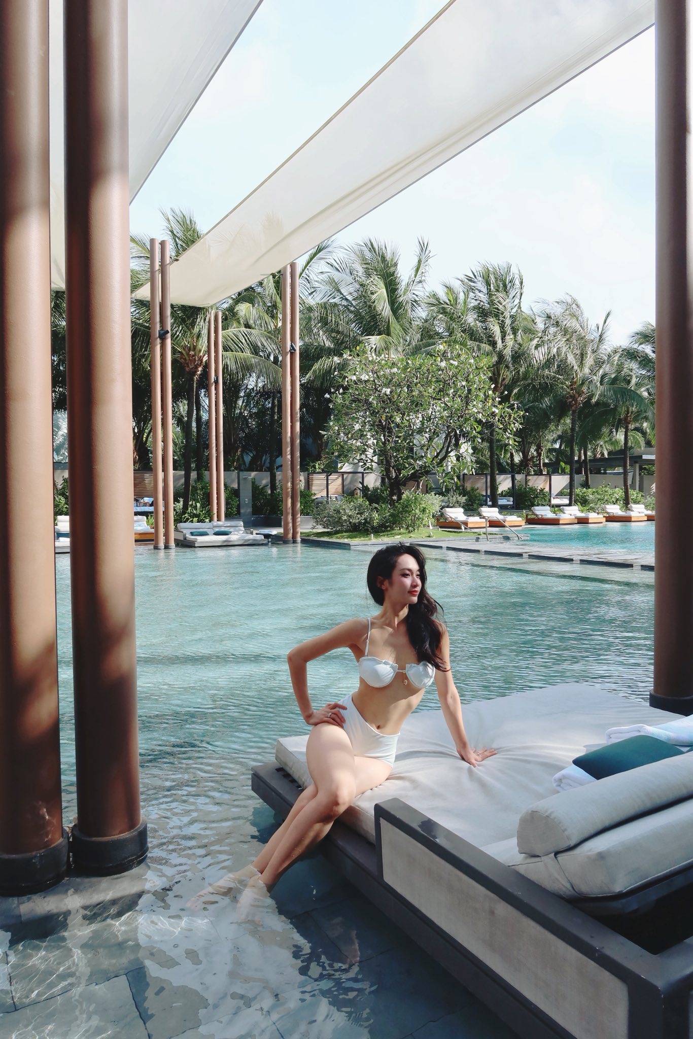 Á hậu Vũ Thuý Quỳnh: Ngồi xe Bentley, check-in du thuyền, được Đức Phạm 