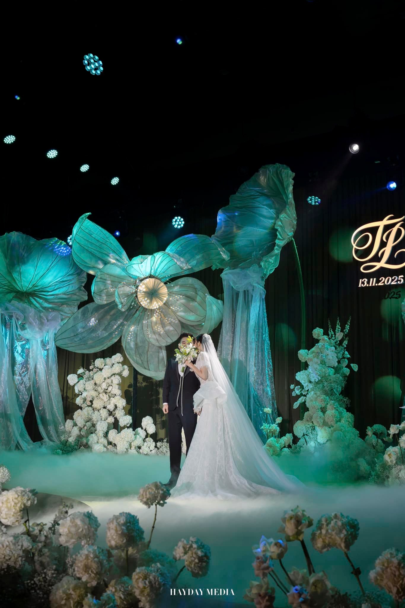 Đám cưới Hương Liên tại Hà Nội: Chú rể thiếu gia cuối cùng đã lộ rõ mặt, cặp đôi thực hiện nghi thức lạ!- Ảnh 3. Đám cưới Hương Liên tại Hà Nội: Chú rể thiếu gia cuối cùng đã lộ rõ mặt, cặp đôi thực hiện nghi thức lạ!- Ảnh 3.