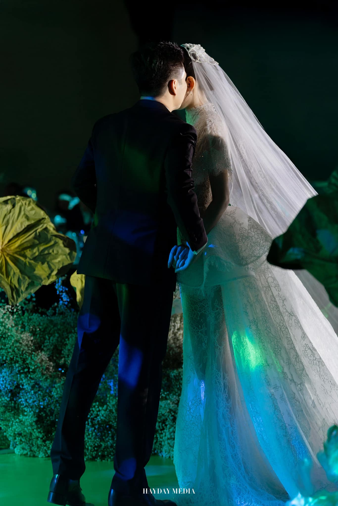 Đám cưới Hương Liên tại Hà Nội: Chú rể thiếu gia cuối cùng đã lộ rõ mặt, cặp đôi thực hiện nghi thức lạ!- Ảnh 2. Đám cưới Hương Liên tại Hà Nội: Chú rể thiếu gia cuối cùng đã lộ rõ mặt, cặp đôi thực hiện nghi thức lạ!- Ảnh 2.