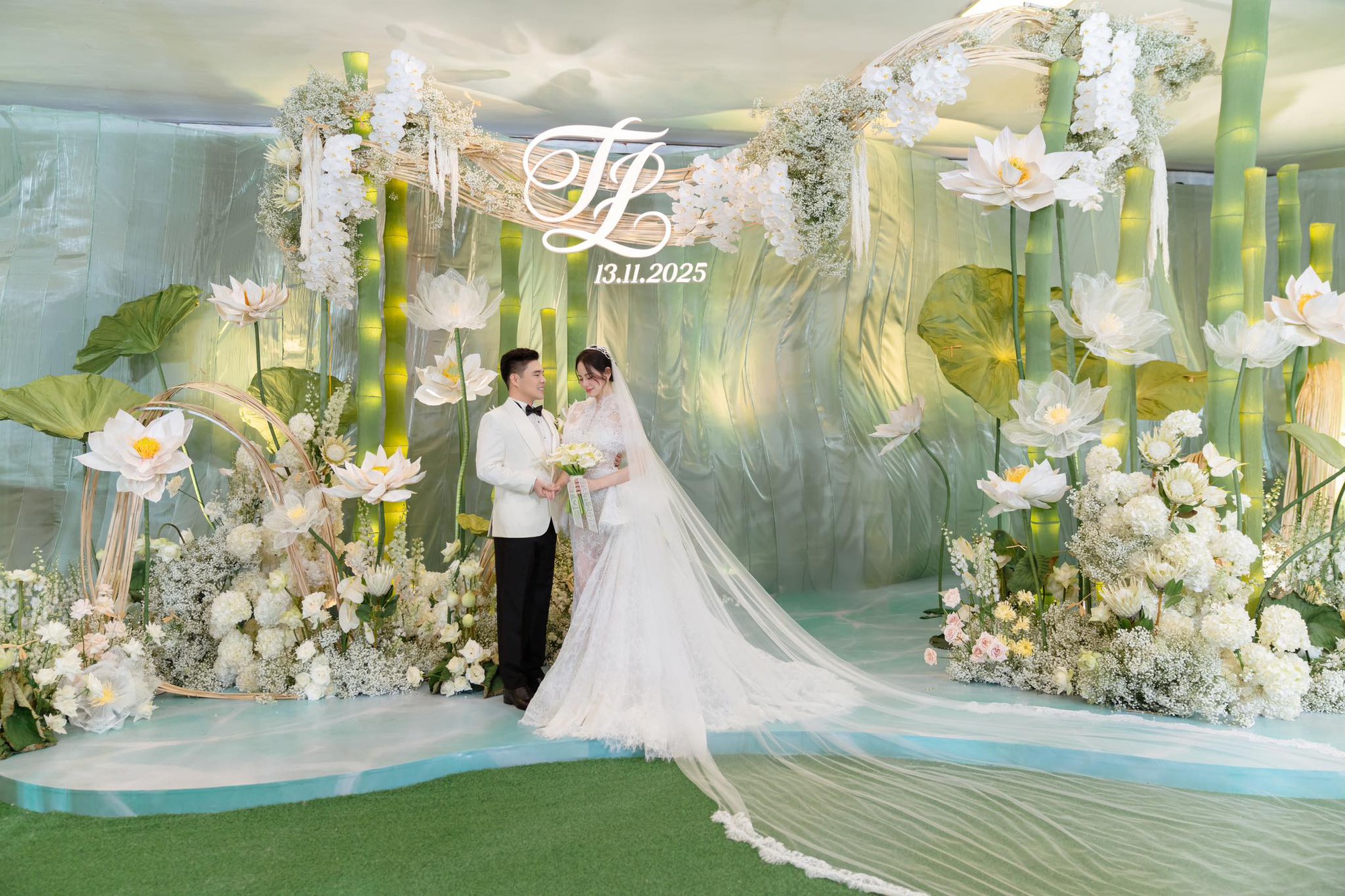 Đám cưới Hương Liên tại Hà Nội: Chú rể thiếu gia cuối cùng đã lộ rõ mặt, cặp đôi thực hiện nghi thức lạ!- Ảnh 11. Đám cưới Hương Liên tại Hà Nội: Chú rể thiếu gia cuối cùng đã lộ rõ mặt, cặp đôi thực hiện nghi thức lạ!- Ảnh 11.