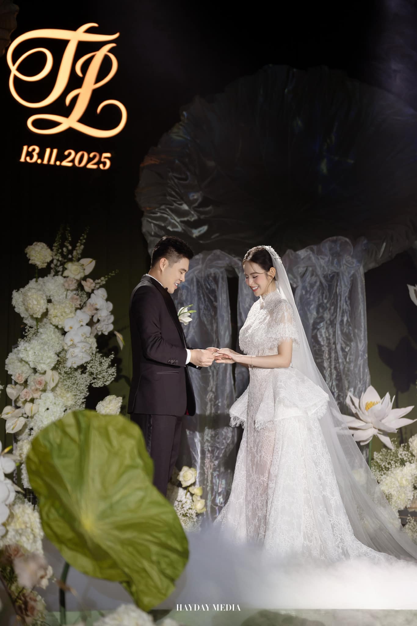 Đám cưới Hương Liên tại Hà Nội: Chú rể thiếu gia cuối cùng đã lộ rõ mặt, cặp đôi thực hiện nghi thức lạ!- Ảnh 4. Đám cưới Hương Liên tại Hà Nội: Chú rể thiếu gia cuối cùng đã lộ rõ mặt, cặp đôi thực hiện nghi thức lạ!- Ảnh 4.