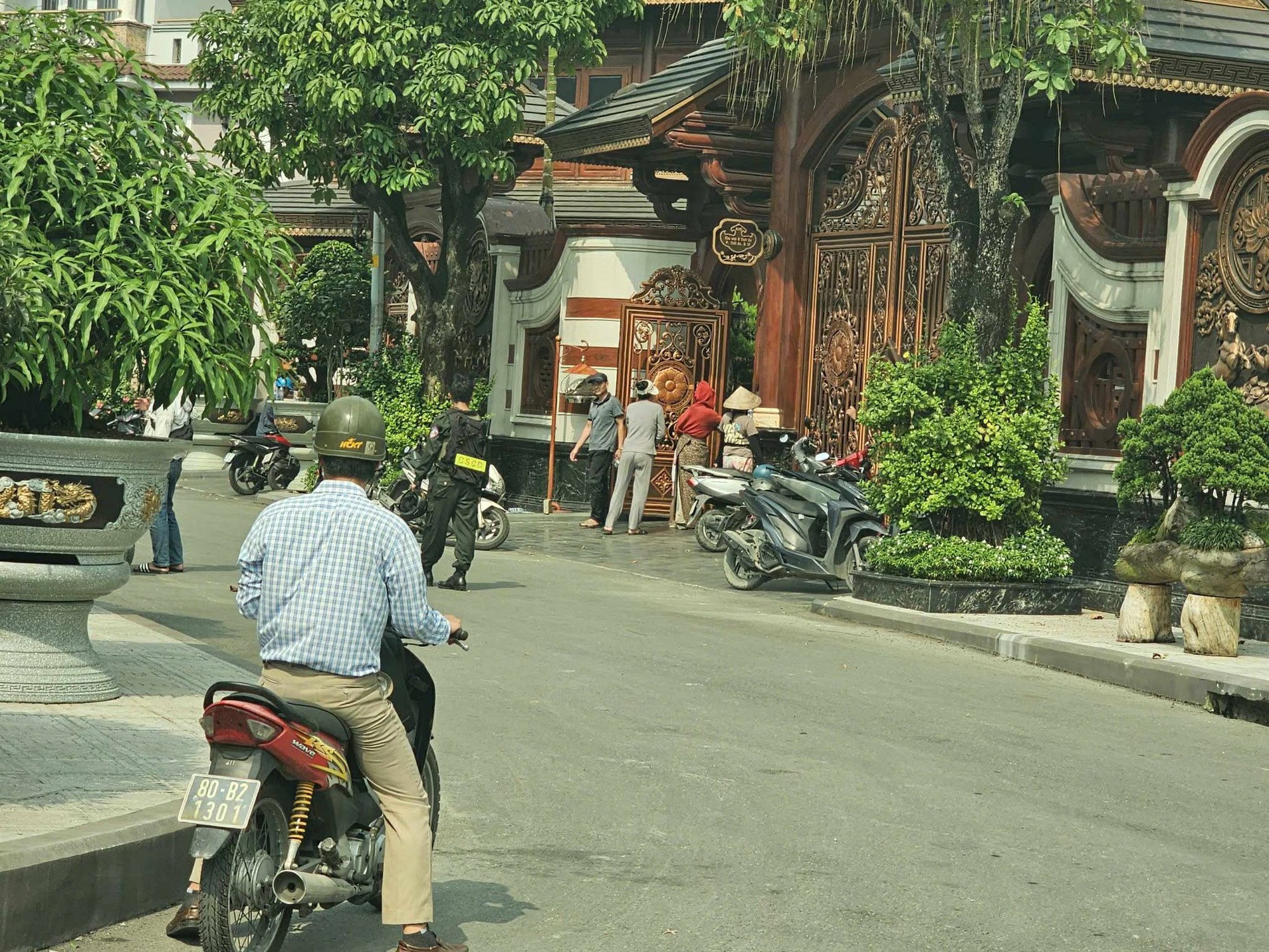 Hơn 100 cán bộ chiến sĩ công an có mặt tại biệt phủ của 