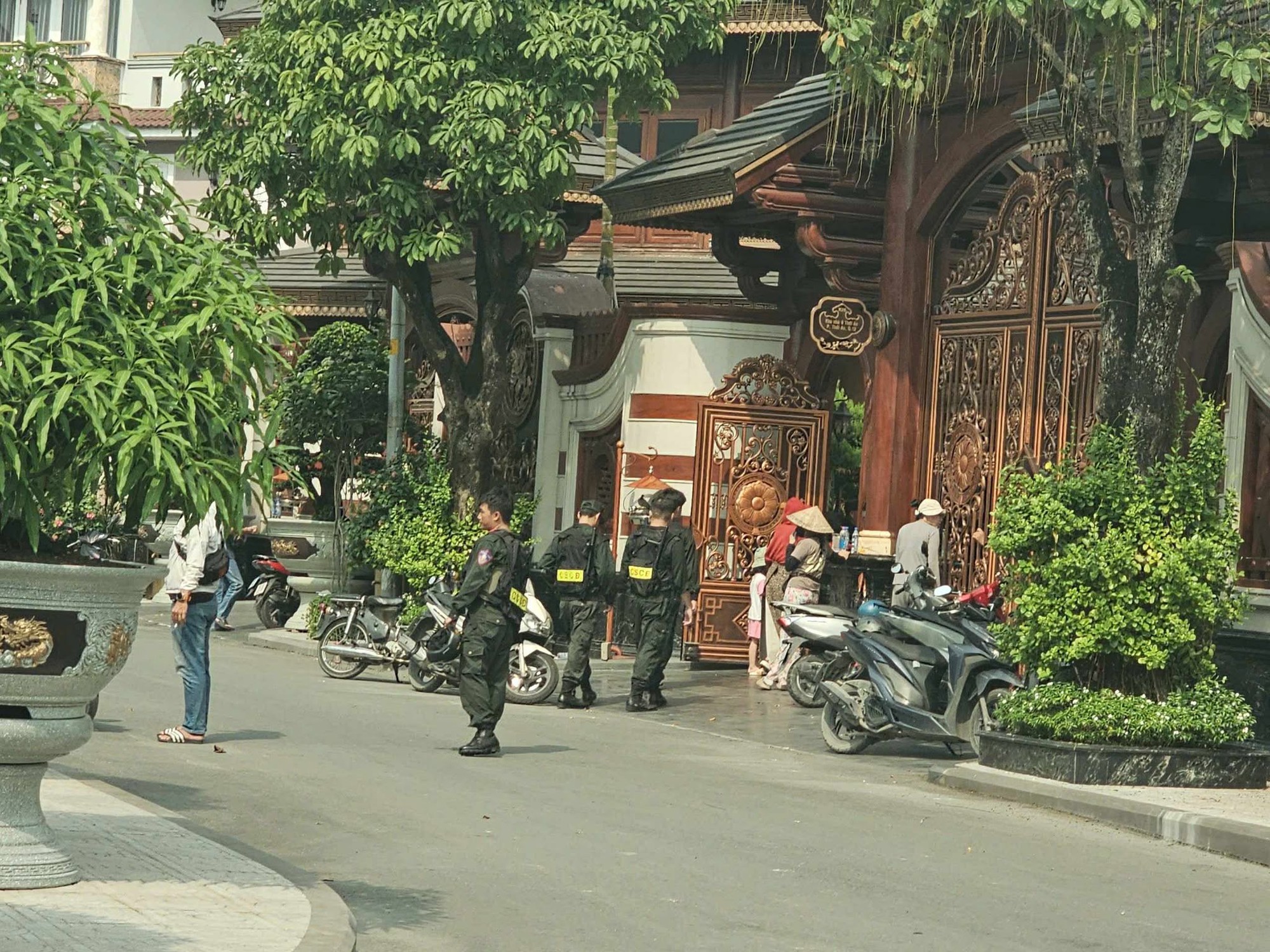 Hơn 100 cán bộ chiến sĩ công an có mặt tại biệt phủ của 