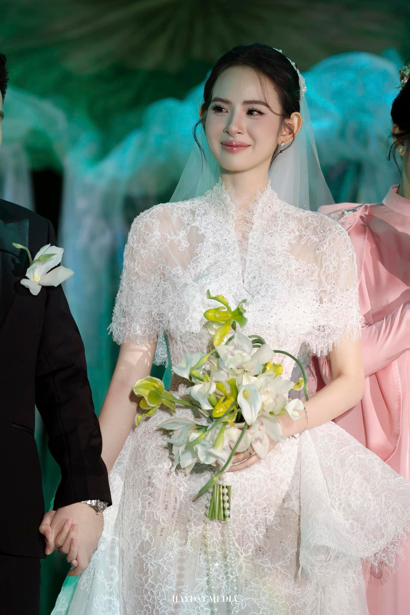 Đám cưới Hương Liên tại Hà Nội: Chú rể thiếu gia cuối cùng đã lộ rõ mặt, cặp đôi thực hiện nghi thức lạ!- Ảnh 6. Đám cưới Hương Liên tại Hà Nội: Chú rể thiếu gia cuối cùng đã lộ rõ mặt, cặp đôi thực hiện nghi thức lạ!- Ảnh 6.