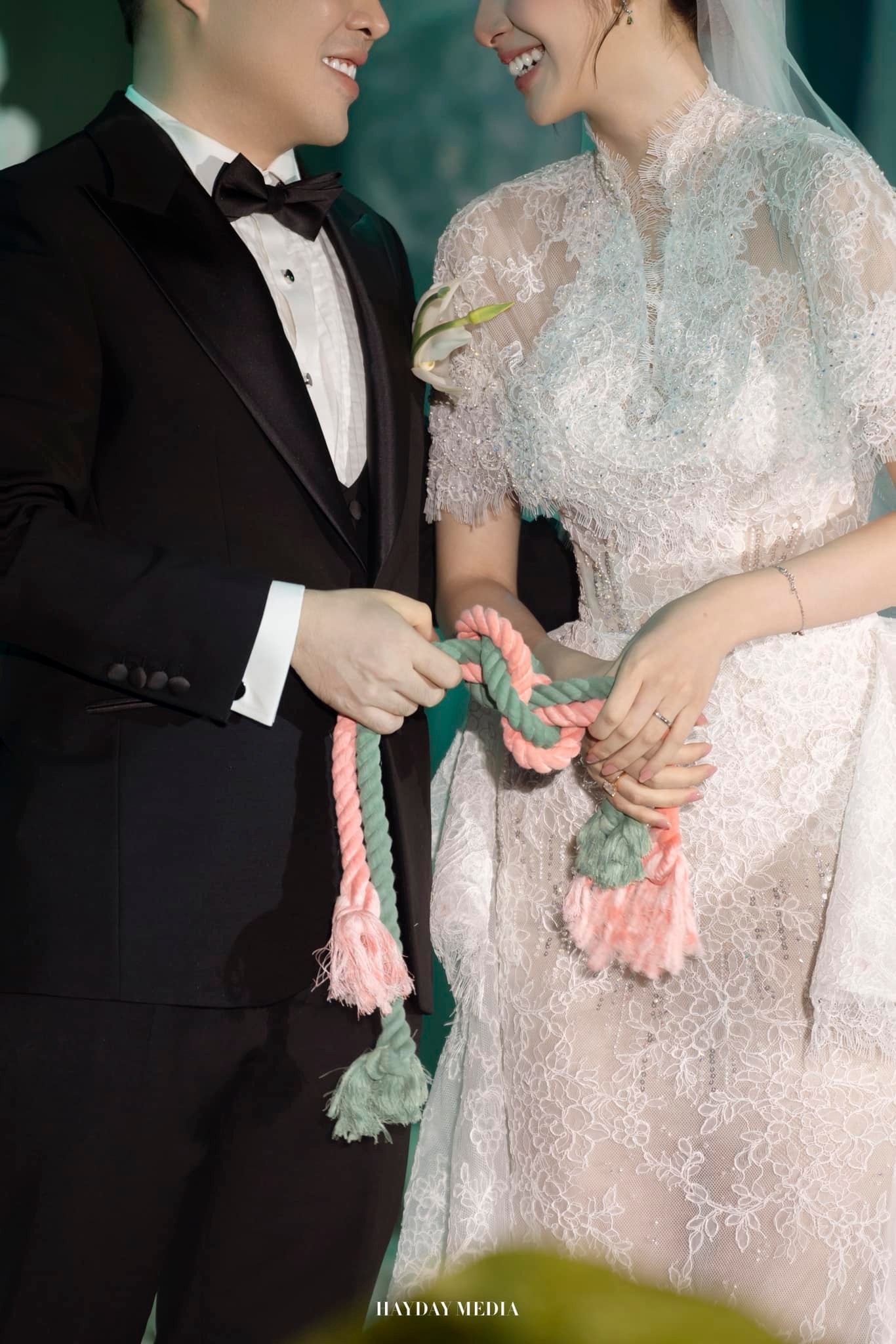 Đám cưới Hương Liên tại Hà Nội: Chú rể thiếu gia cuối cùng đã lộ rõ mặt, cặp đôi thực hiện nghi thức lạ!- Ảnh 5. Đám cưới Hương Liên tại Hà Nội: Chú rể thiếu gia cuối cùng đã lộ rõ mặt, cặp đôi thực hiện nghi thức lạ!- Ảnh 5.