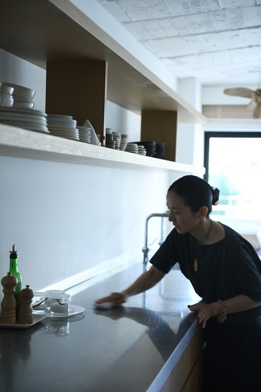 Không ai nói cho tôi: Giữ nhà sạch tốn kém hơn tôi tưởng, đến khi lập bảng chi dọn dẹp, tôi đứng hình thật sự - Ảnh 2.