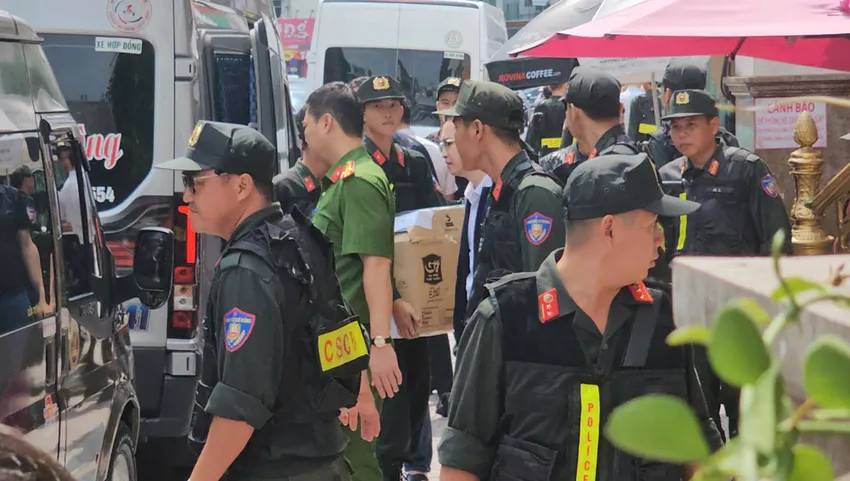 Cận cảnh các thùng carton được đưa ra từ cơ sở thẩm mỹ Mailisa tại TP.HCM - Ảnh 2.