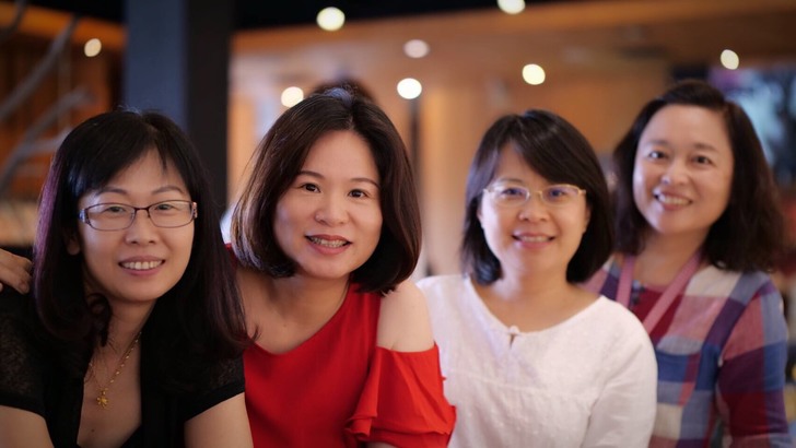 Họp lớp sau 20 năm: Nhìn cách dùng tiền là biết ai thật sự vững – ai chỉ đang cố tỏ ra giàu - Ảnh 3.