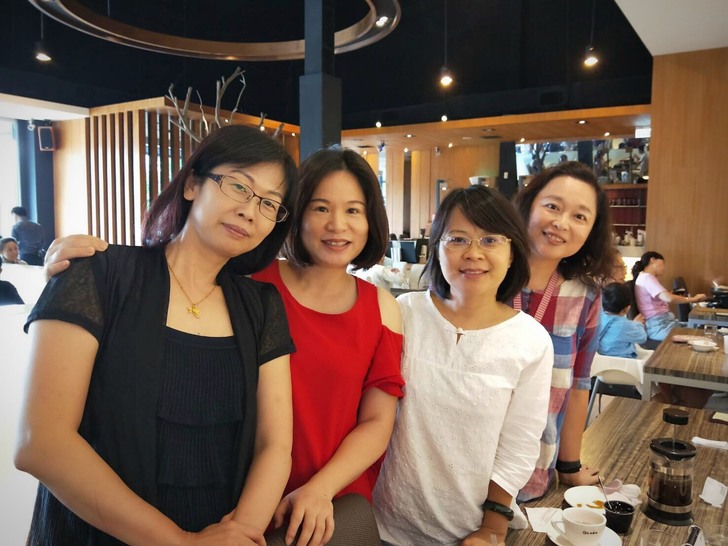 Họp lớp sau 20 năm: Nhìn cách dùng tiền là biết ai thật sự vững – ai chỉ đang cố tỏ ra giàu - Ảnh 4.