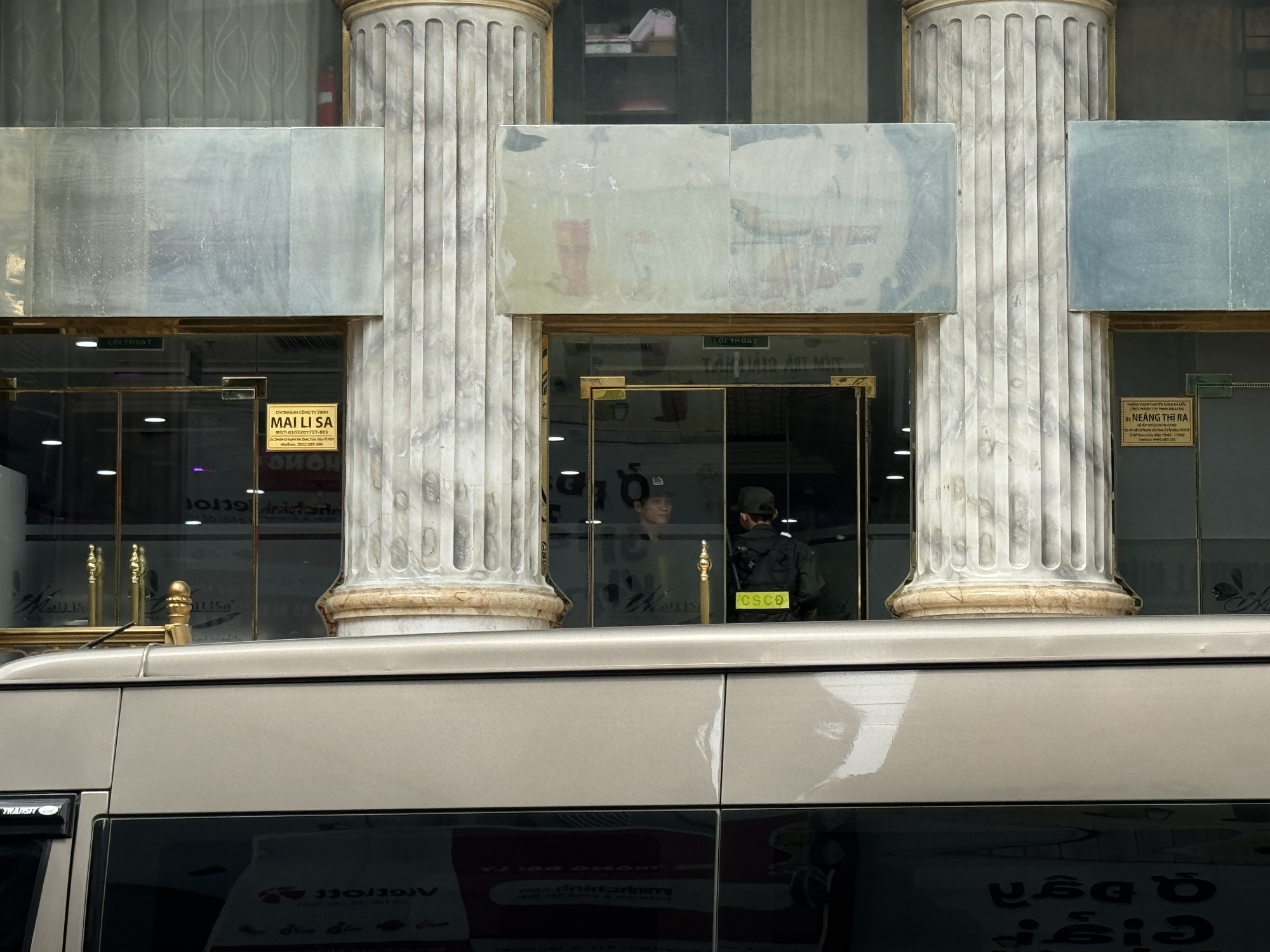 C&ocirc;ng an thu giữ nhiều th&ugrave;ng t&agrave;i liệu từ to&agrave; nh&agrave; thẩm mỹ viện Mailisa TP.HCM- Ảnh 5.