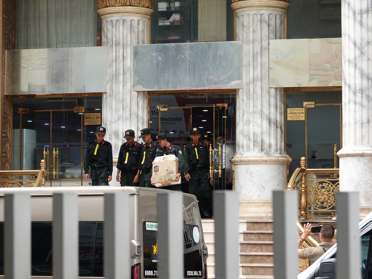 C&ocirc;ng an thu giữ nhiều th&ugrave;ng t&agrave;i liệu từ to&agrave; nh&agrave; thẩm mỹ viện Mailisa TP.HCM- Ảnh 6.