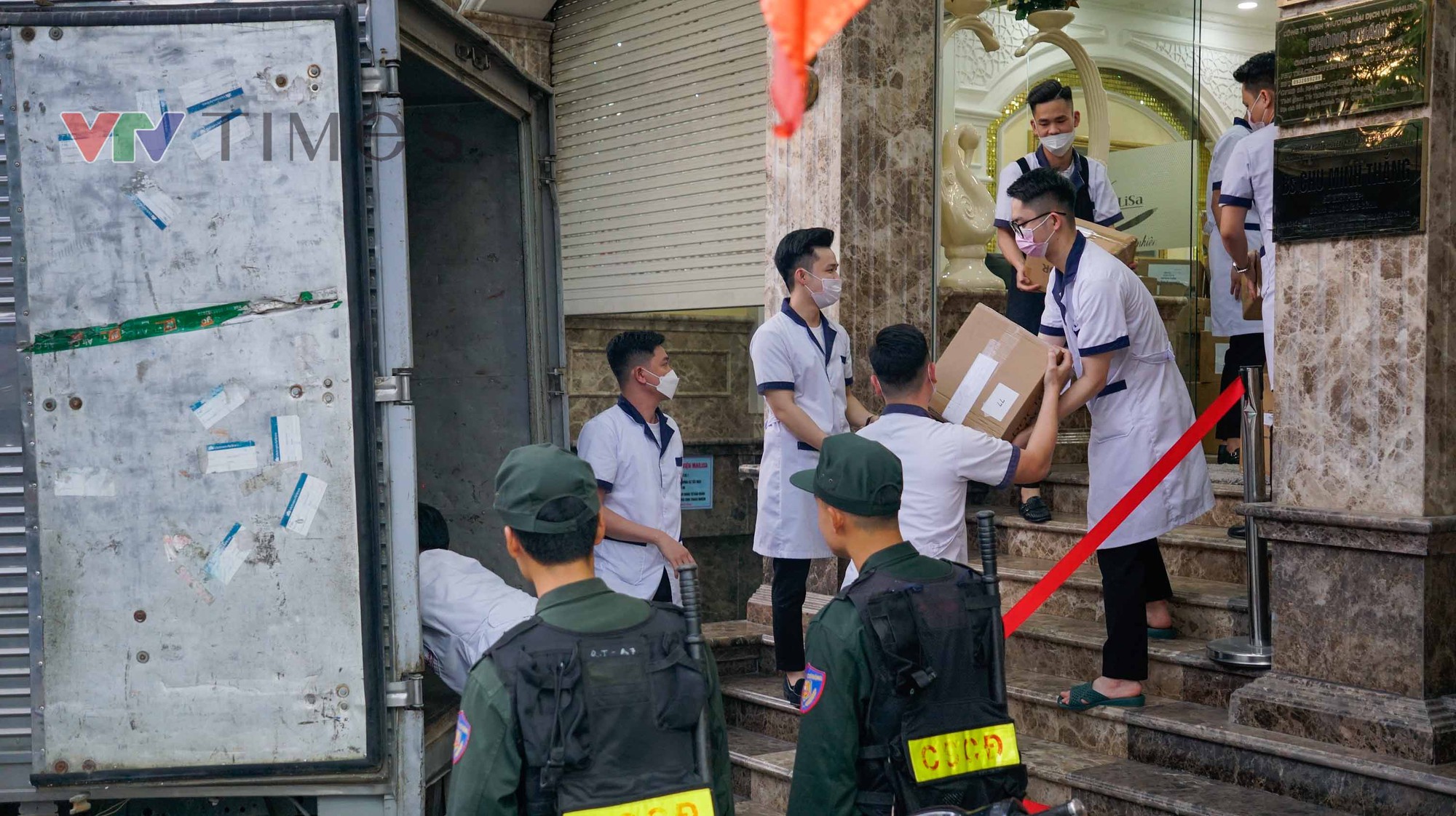 Hàng chục thùng hồ sơ, vật phẩm được chuyển khỏi Thẩm mỹ viện Mailisa Hà Nội - Ảnh 1.