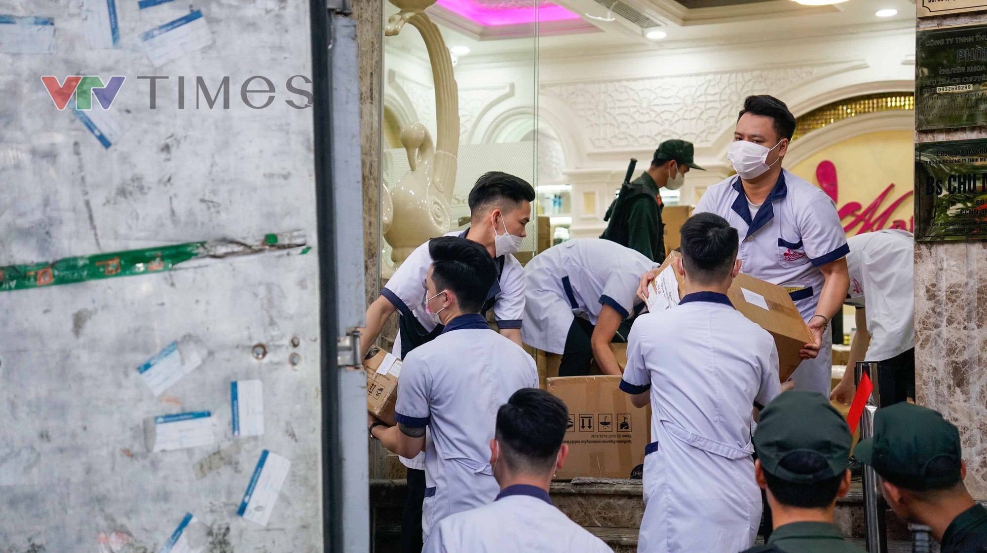 Hàng chục thùng hồ sơ, vật phẩm được chuyển khỏi Thẩm mỹ viện Mailisa Hà Nội - Ảnh 10.