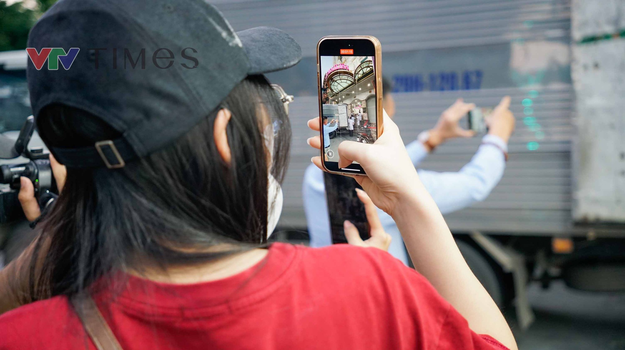 Hàng chục thùng hồ sơ, vật phẩm được chuyển khỏi Thẩm mỹ viện Mailisa Hà Nội - Ảnh 8.