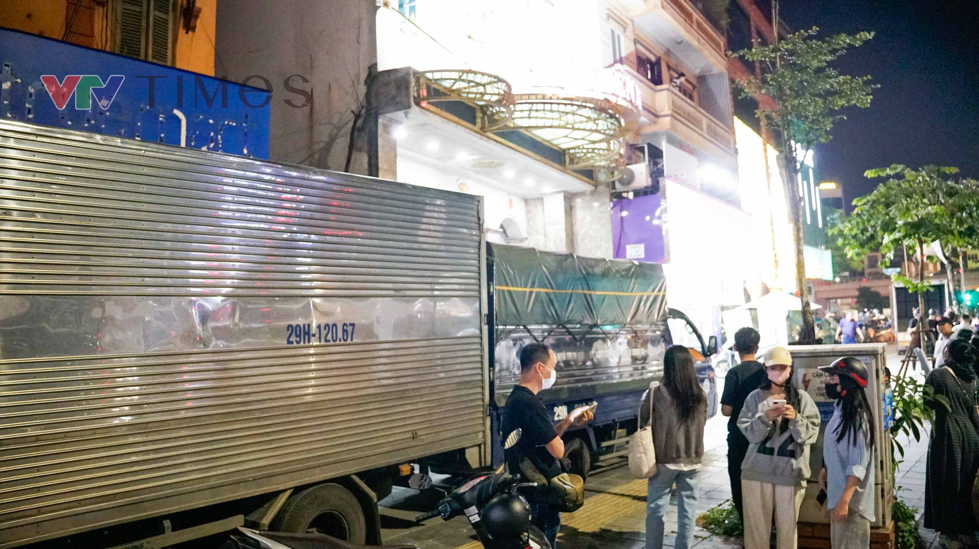 Hàng chục thùng hồ sơ, vật phẩm được chuyển khỏi Thẩm mỹ viện Mailisa Hà Nội - Ảnh 2.