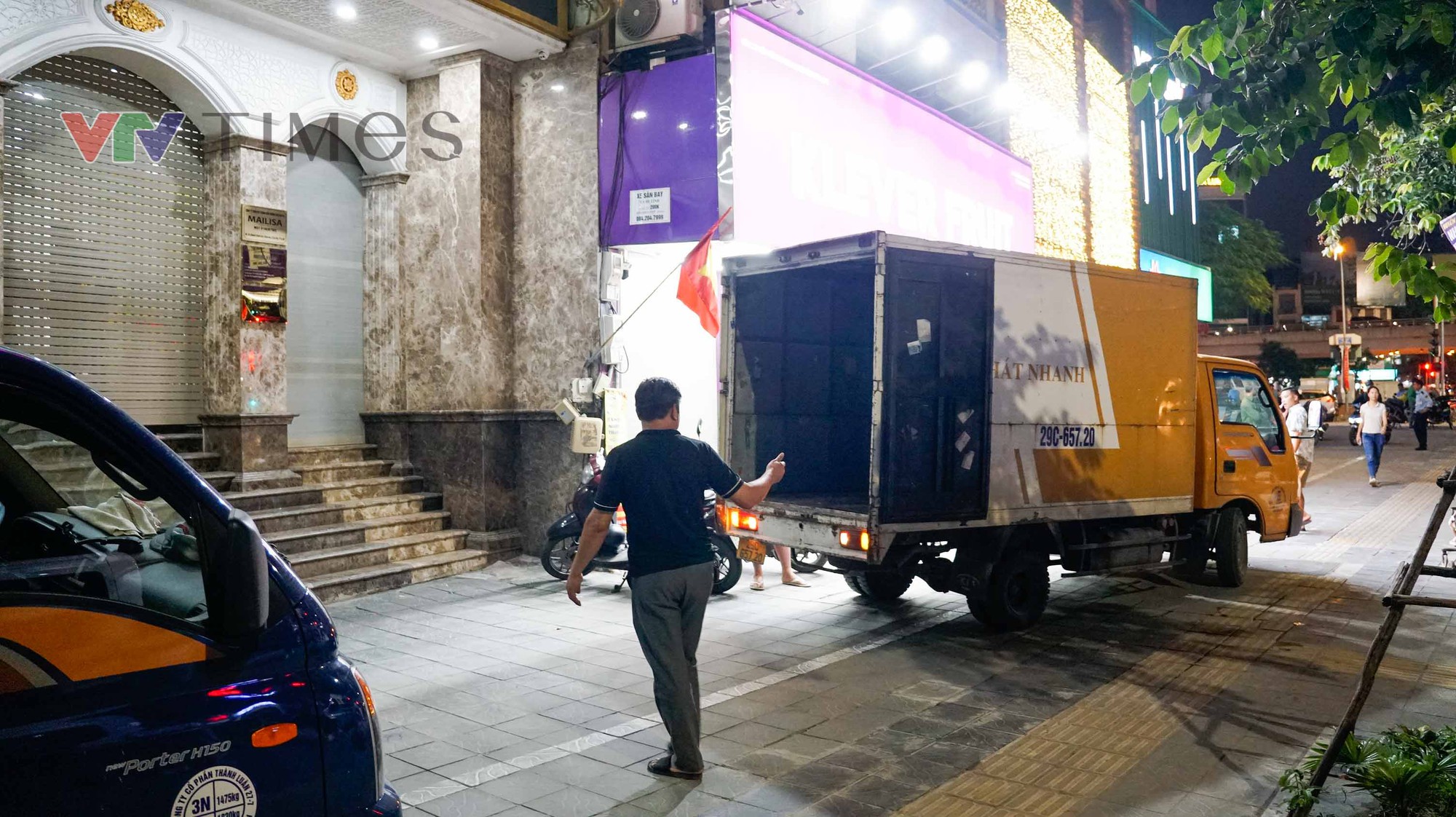 Hàng chục thùng hồ sơ, vật phẩm được chuyển khỏi Thẩm mỹ viện Mailisa Hà Nội - Ảnh 3.