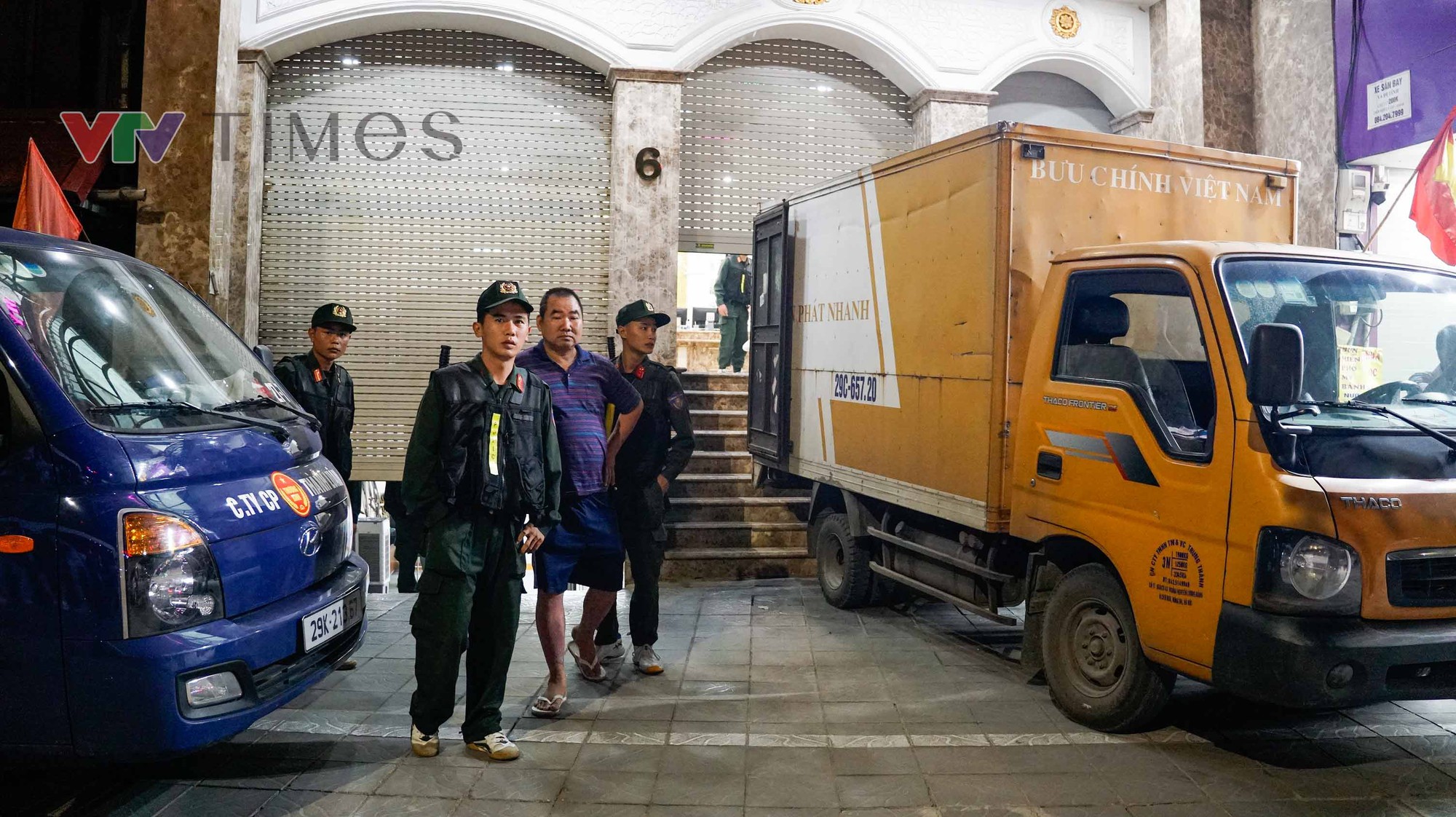 Hàng chục thùng hồ sơ, vật phẩm được chuyển khỏi Thẩm mỹ viện Mailisa Hà Nội - Ảnh 4.