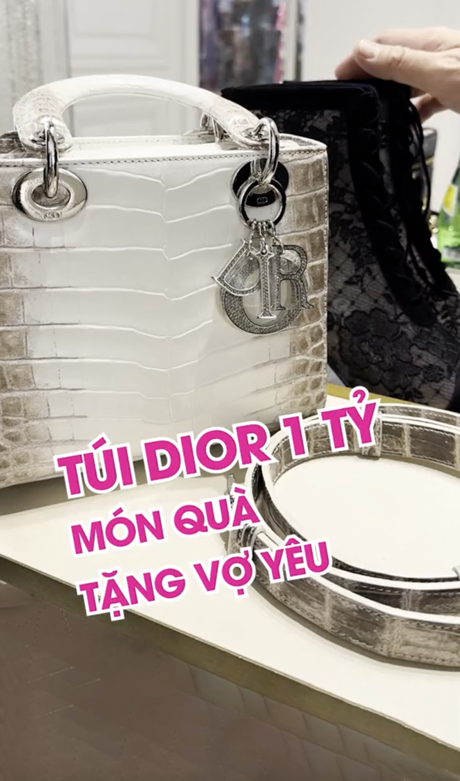 Túi Dior da cá sấu bạch tạng của Mailisa: Cùng gu với Đoàn Di Băng, chồng tặng vợ túi 1 tỷ còn chê quá rẻ- Ảnh 3. Túi Dior da cá sấu bạch tạng của Mailisa: Cùng gu với Đoàn Di Băng, chồng tặng vợ túi 1 tỷ còn chê quá rẻ- Ảnh 3.